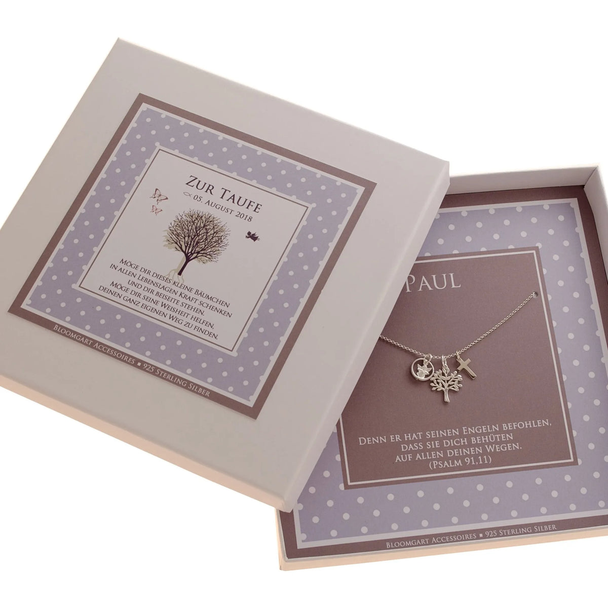Handgefertigtes Taufgeschenk für Jungen. Eine zarte 925 Silberkette mit Engel im Taufring, Kreuz und Lebensbaum in einer personalisierten Geschenkbox mit Pünktchen-Design in hellblau-taupe-weiß.