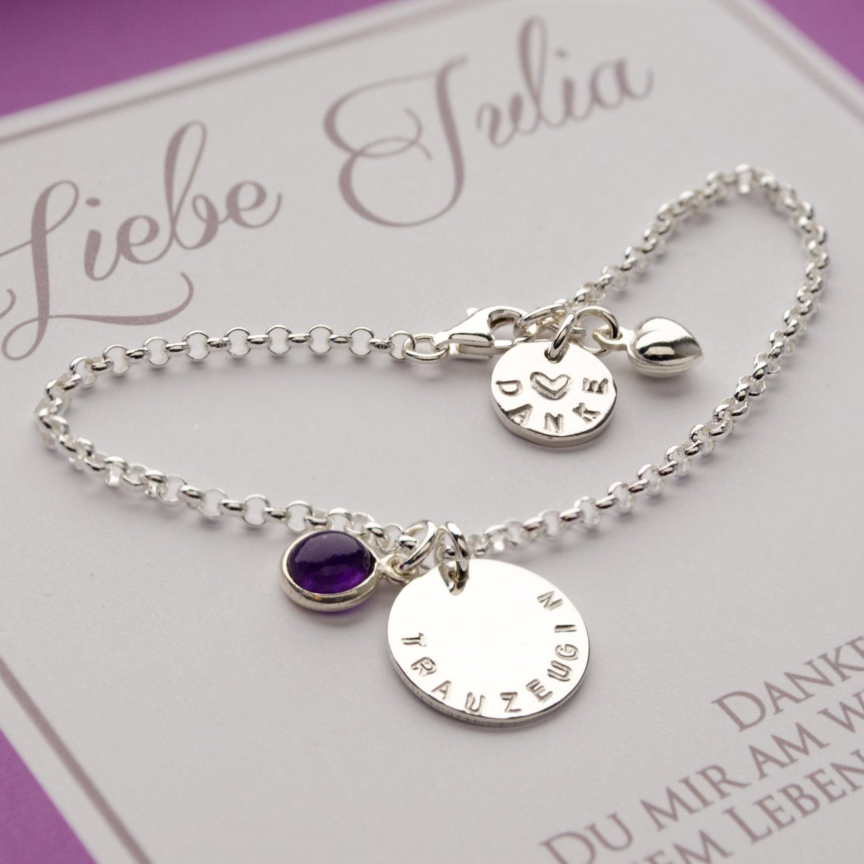 Detailansicht Armband aus 925 Silber: Großes Plättchen mit Gravur "TRAUZEUGIN", kleines Plättchen mit "DANKE" und Herz-Symbol, lila Amethyst Edelstein.