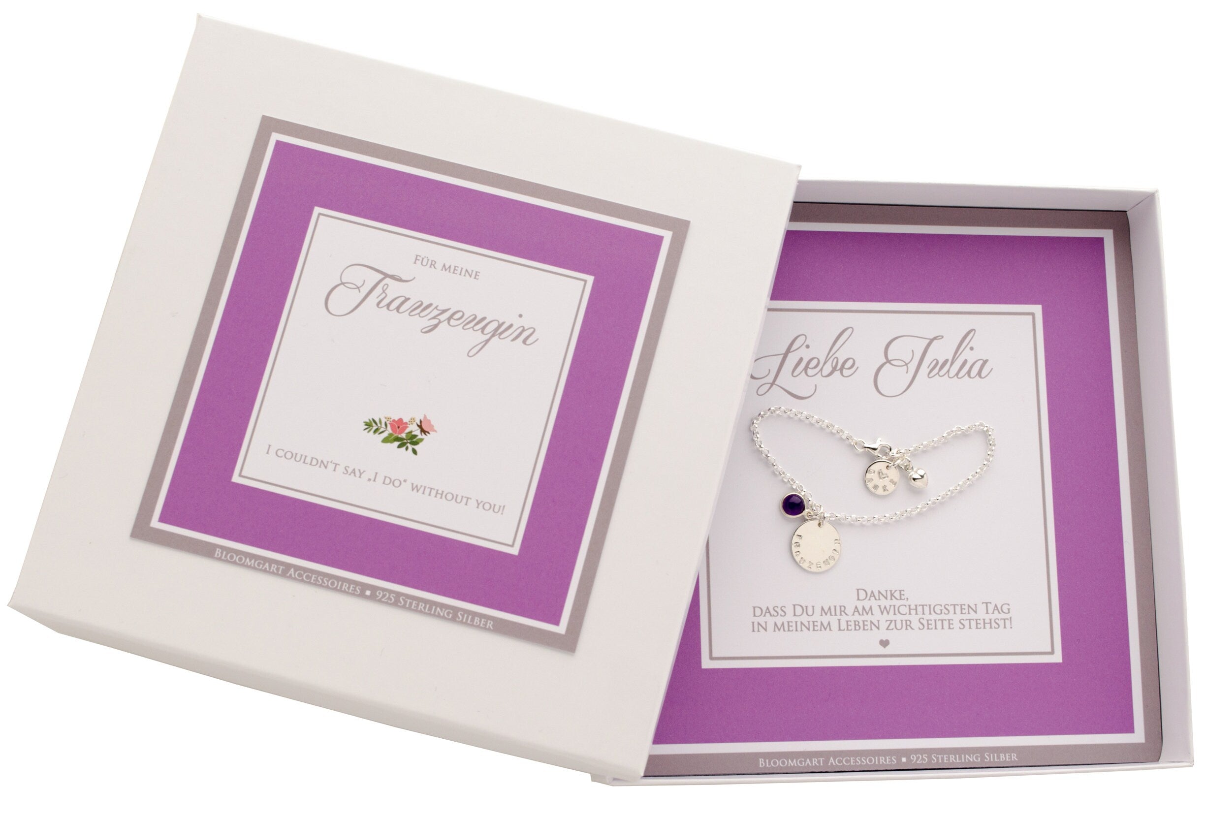 Gesamtansicht einer personalisierter Geschenkbox in flieder-grau-weiß Personalisierung zur Hochzeit. In der Box liegt ein Silberarmband mit Amethyst-Anhänger, einem Gravurtaler "TRAUZEUGIN" und einem kleineren Gravur-Plättchen am Verschluss mit "DANKE".