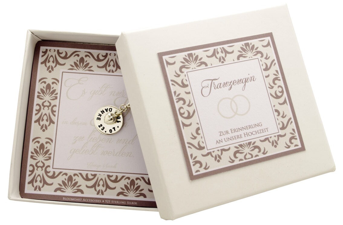 Komplettansicht der Geschenkbox mit Gravur-Anhänger aus 925 Sterling Silber mit Wunschgravur (hier mit DANKE + Datum) als Geschenk für die Trauzeugin zur Erinnerung an die Hochzeit.