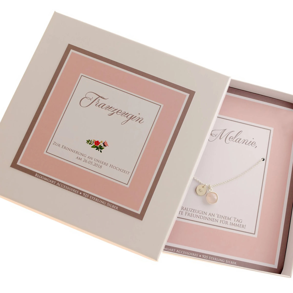Ein personalisiertes Erinnerungsgeschenk mit Silberkette als Dankeschön für die beste Trauzeugin von der Braut.