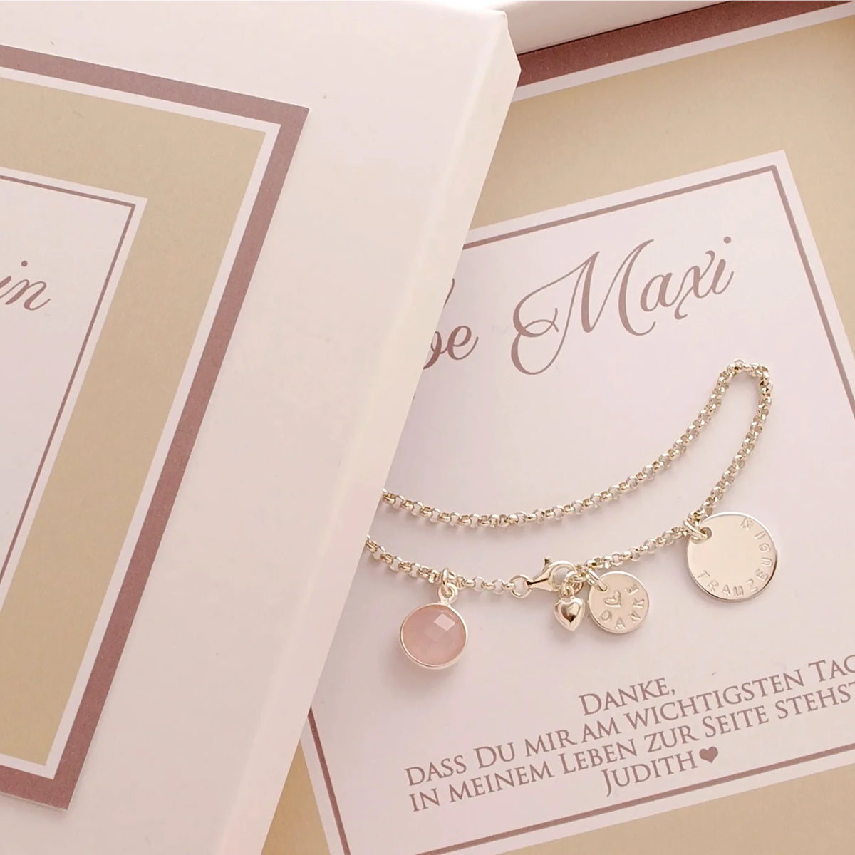 Ein Gastgeschenk zur Erinnerung an die Hochzeit für die Braut mit 925 Silberarmband mit persönlicher Gravur und Wunsch-Edelstein.