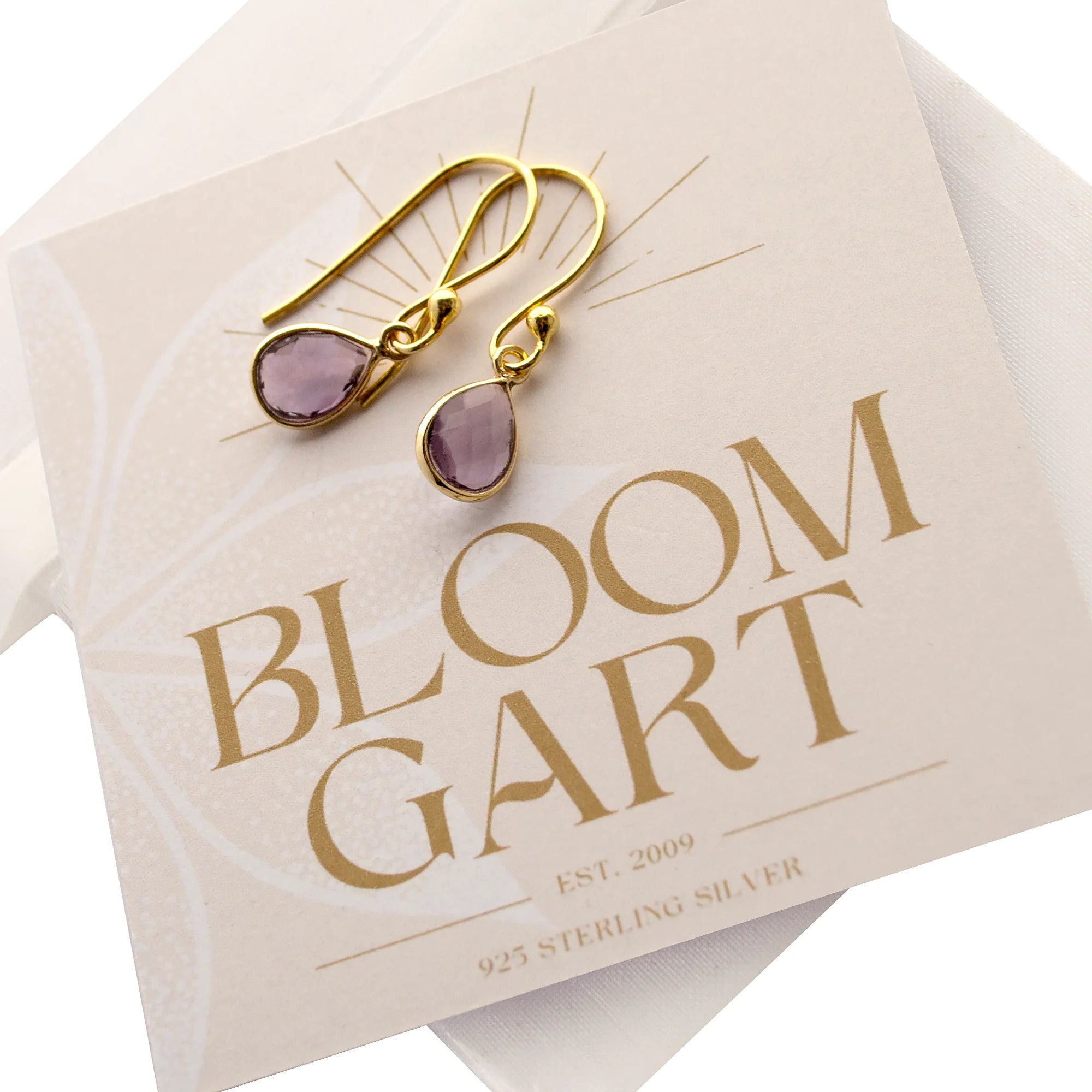 Vergoldete lila Amethyst Ohrringe in Tropfenform auf Bloomgart Schmuckkarte mit weißem Organza Säckchen – 925 Sterling Silber