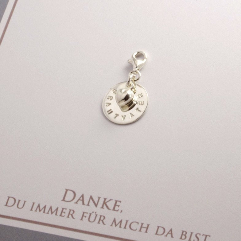 Detailansicht: Silber-Anhänger mit Herz und handgestempelter Gravur "BRAUTVATER".