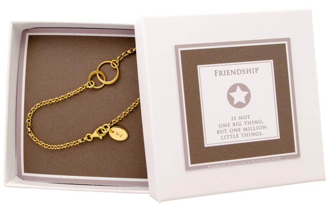 Gold-Variante des Freundschaftsarmbandes 'Verschlungen' mit Initial am Verschluss in einer weiß-braunen Geschenkbox.