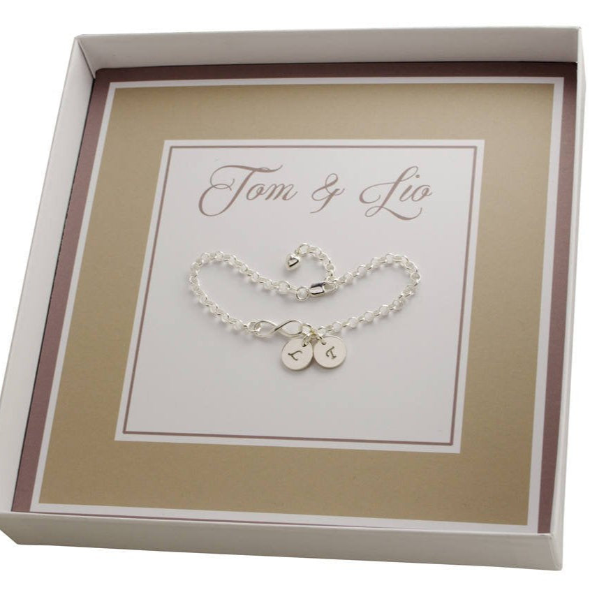 Damen Armband mit Infinity Symbol und Herz präsentiert in einer personalisierten Geschenkbox