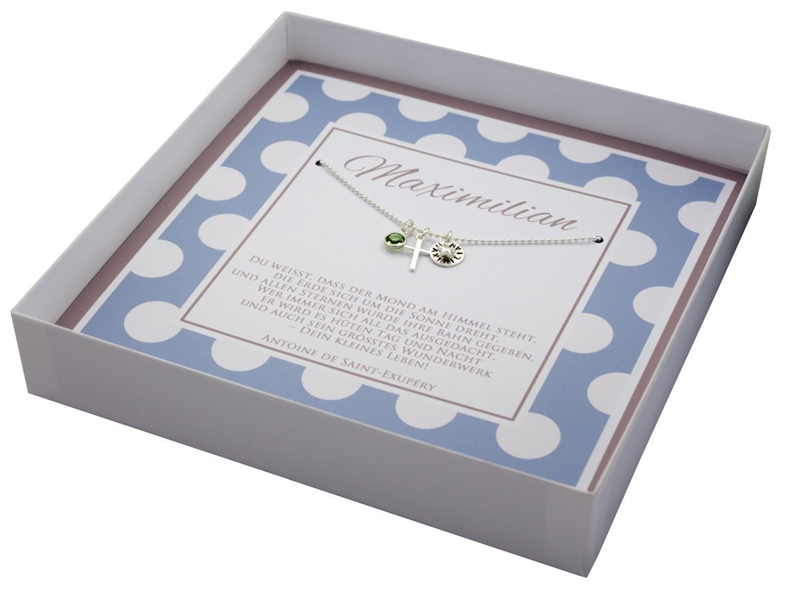 Innenansicht der Geschenkbox mit Silberkette und der vier Anhänger: Kreuz, Glücksstern, Namens-Gravur-Plättchen und grüner Stein.