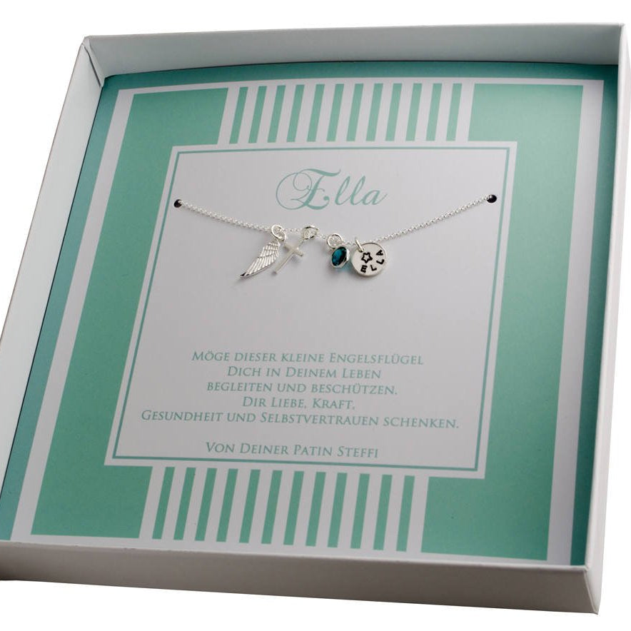 Innenansicht einer personalisierten Geschenkbox mit Silberkette aus 925 Sterling Silber. Mit Flügel, Kreuz, Geburtsstein und Namenstaler.