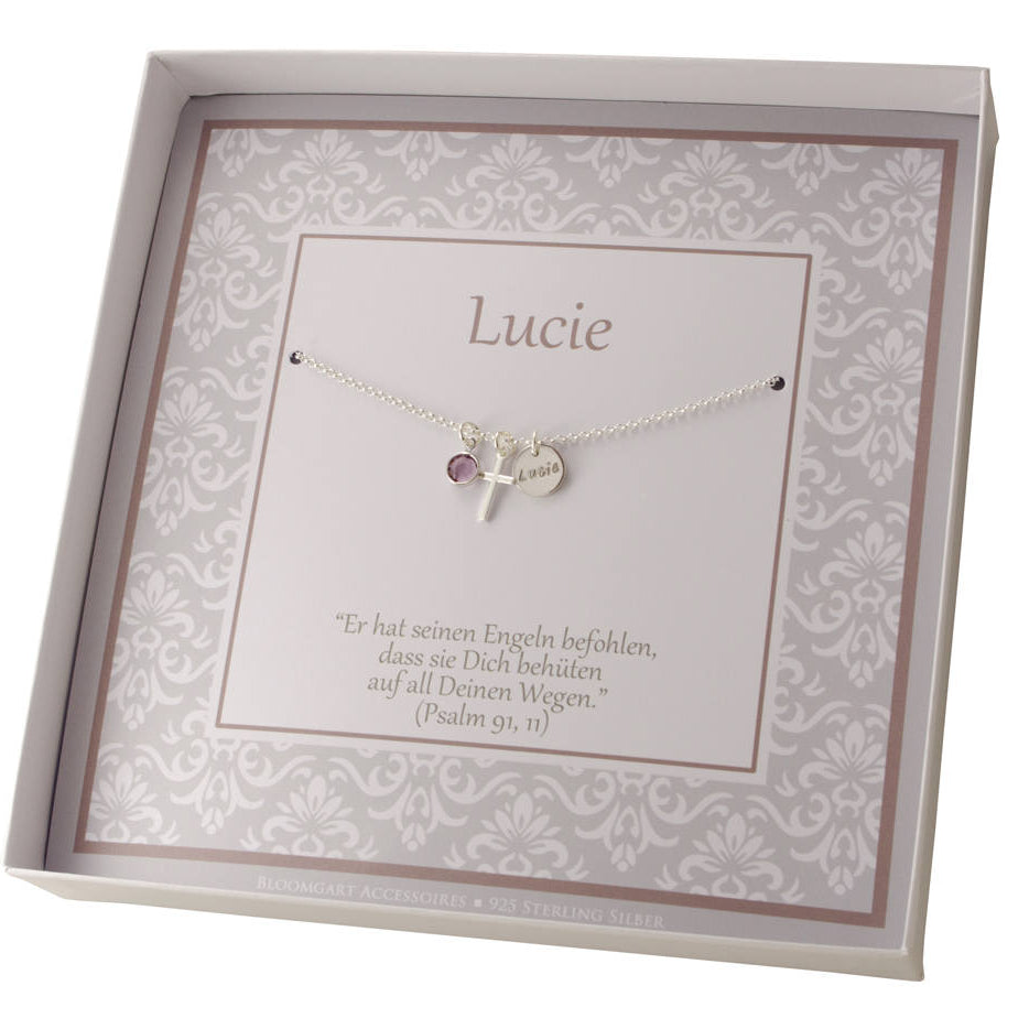 Namenskette zur Taufe für Jungen und Mädchen mit Namenstaler, hier 'Lucie', Kreuz und Monatsstein. Innenansicht der grau-weißen Geschenkbox mit Taufspruch.