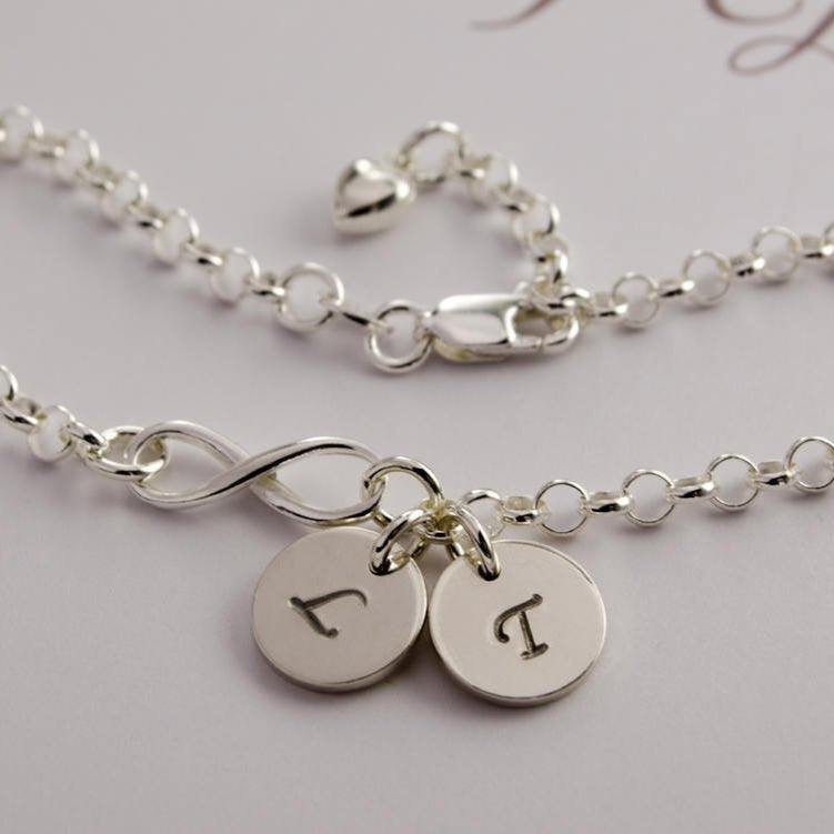 Filigranes Infinity Armband aus 925 Silber mit Gravur-Plättchen und Herz-Anhänger