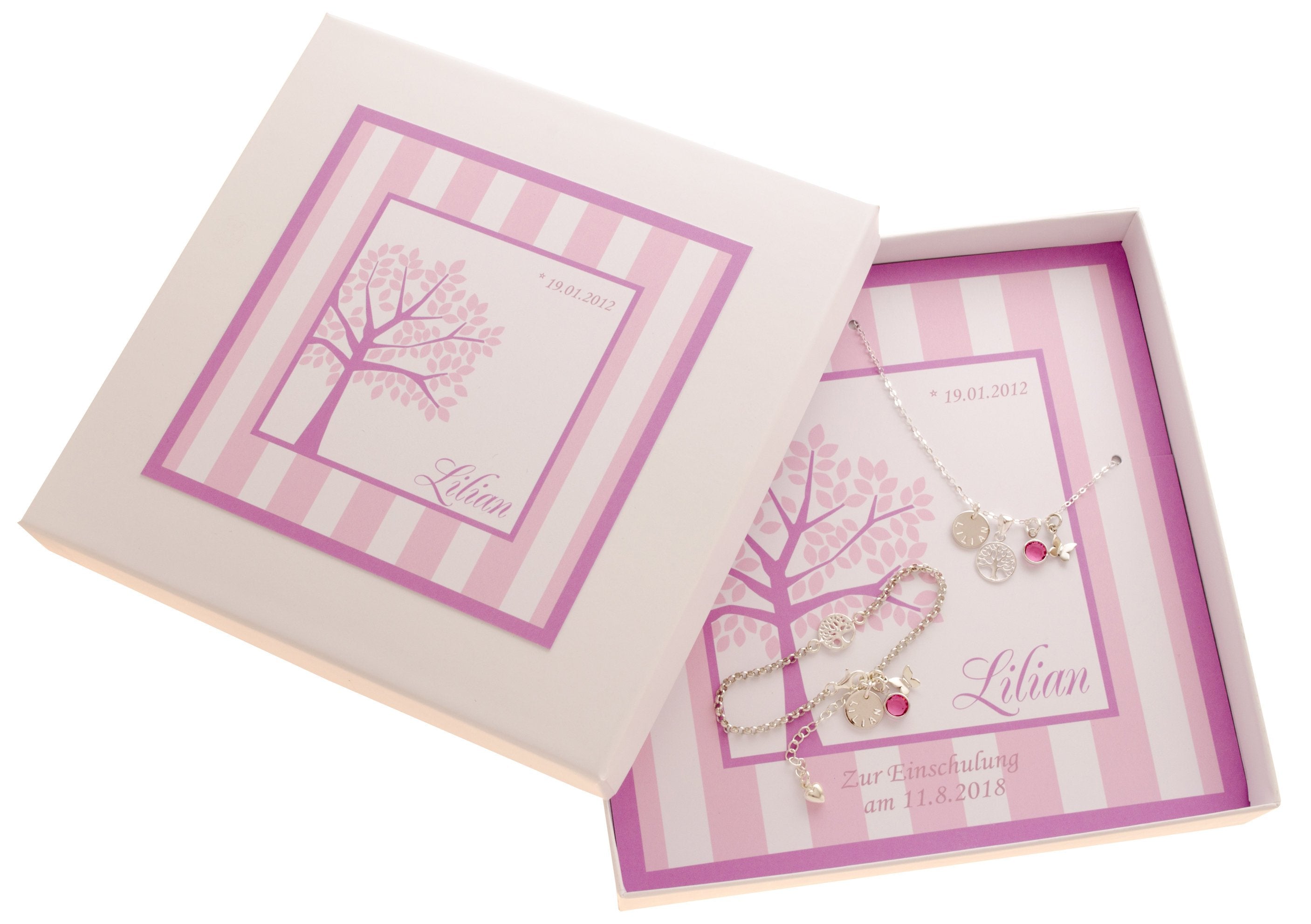 Geschenkbox mit süßem, filigranen Schmuck-Set aus Silberkette und Silberarmband mit Namenstaler, rundem Lebensbaum, Geburtsstein und Schmetterling in einer personalisierten Geschenkbox in weiß-pink-rosa.