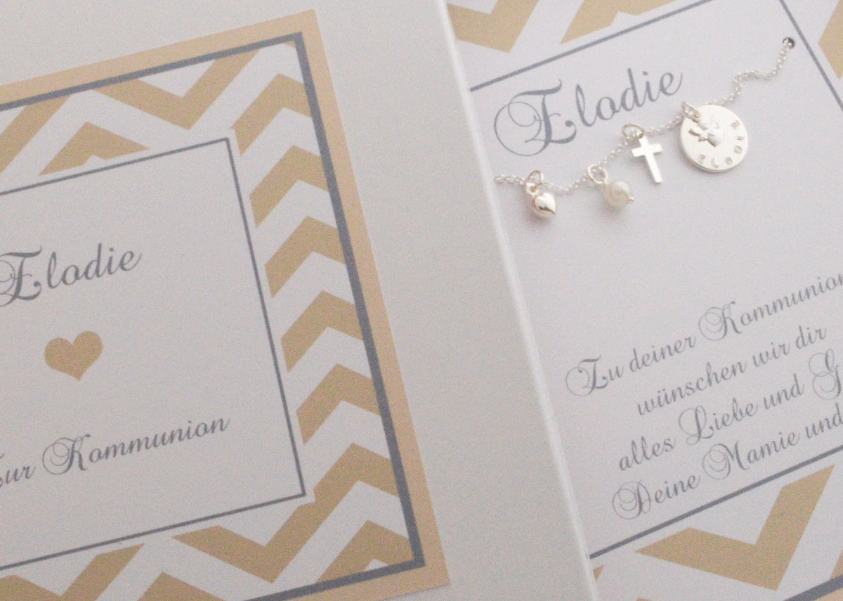 Personalisierte Geschenkbox zur Kommunion mit 925 Sterling Silberkette mit den Anhängern Herz, Kreuz, weiße Perle, Namenstaler und Schutzengel.
