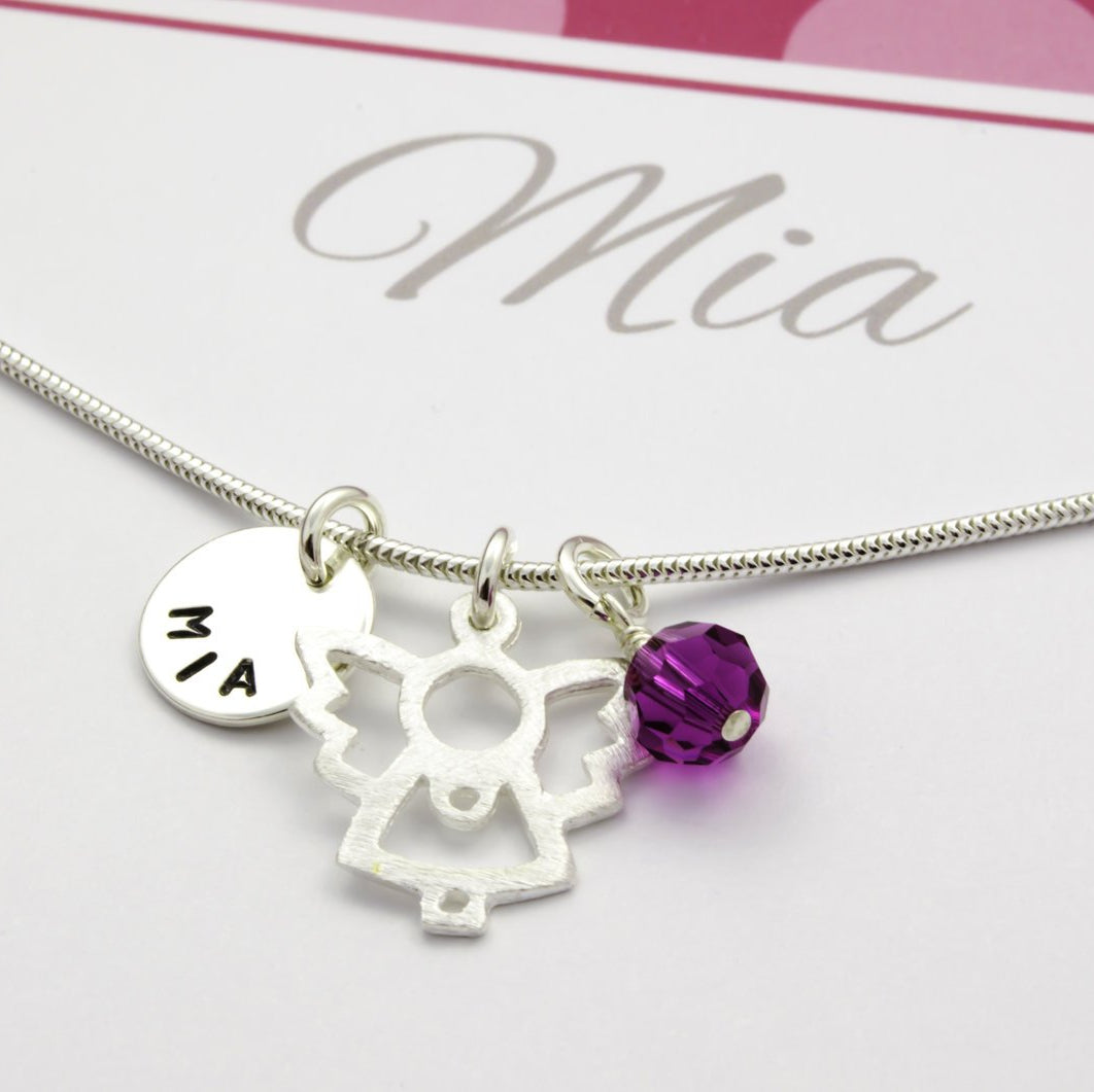 Namenskette mit Gravur, Schutzengel und Geburtsstein-Kugel in einer pink-rosa gepunkteten Geschenkbox, personalisiert für 'Mia' zur Taufe.