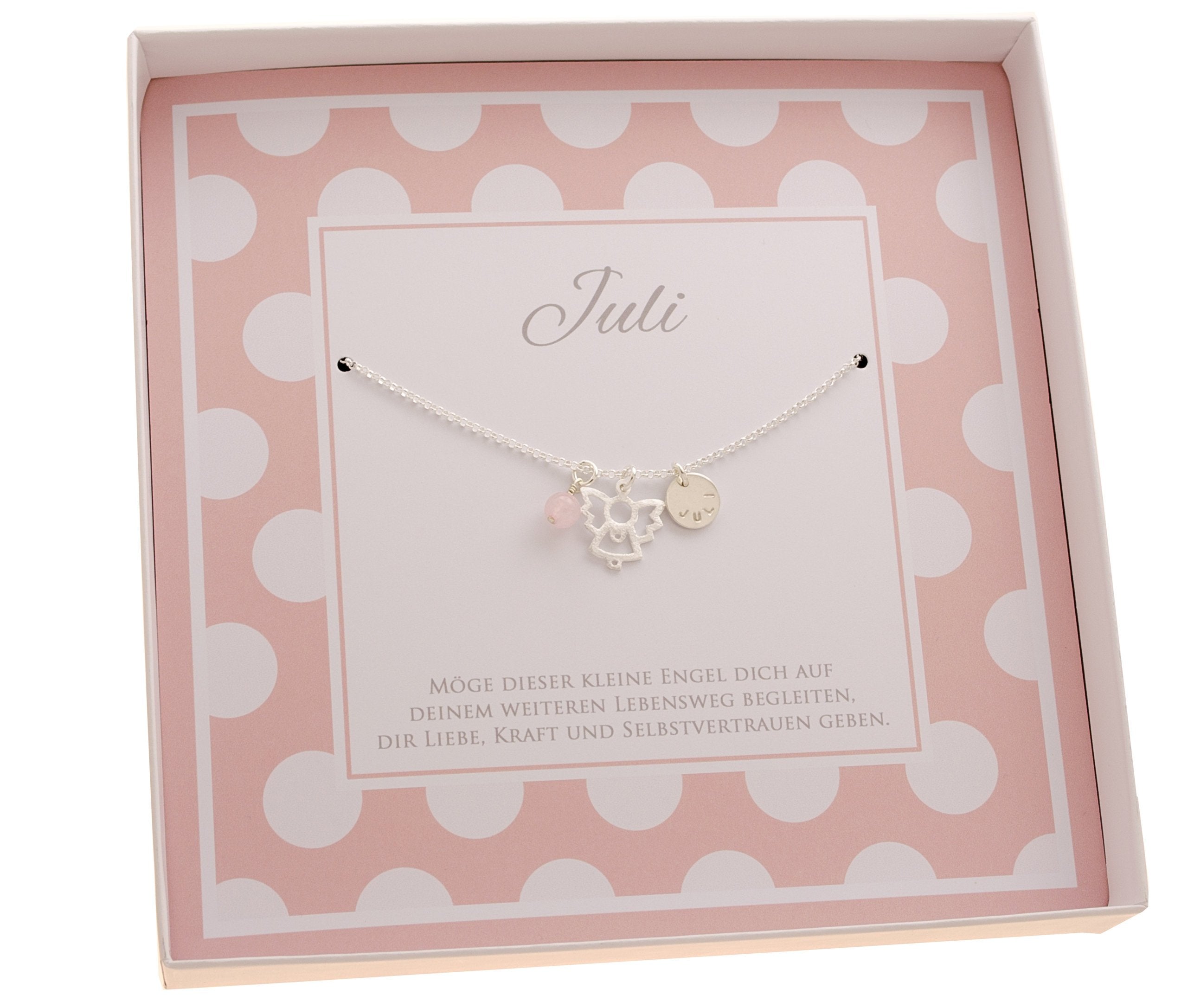 Detailansicht der Namenskette mit handgestempelter Gravur, Silber-Plättchen und filigranem Schutzengel