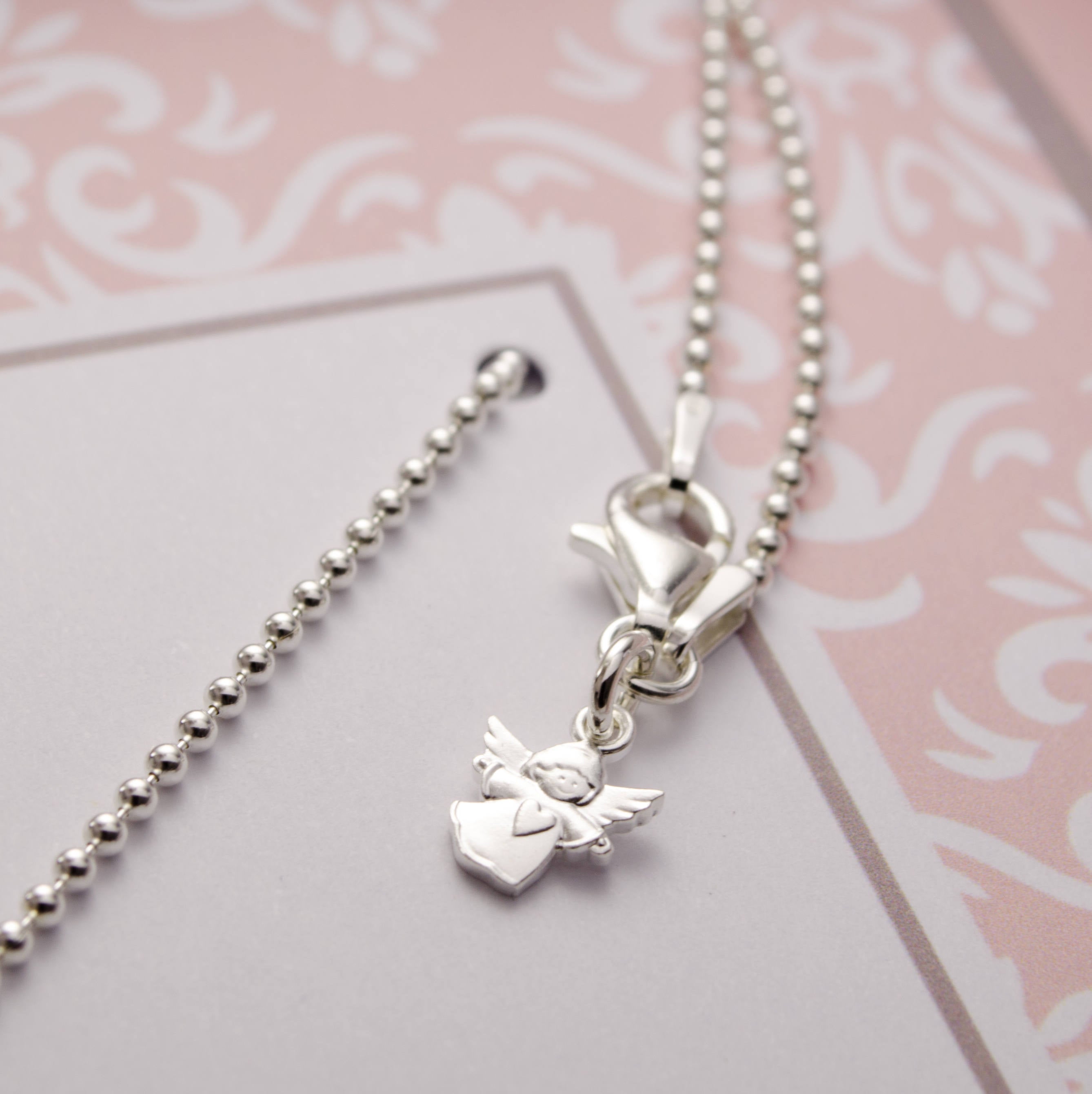 Kleiner Schutzengel aus 925 Sterling Silber am Verschluss der Namenskette – Symbol für Schutz und Segen
