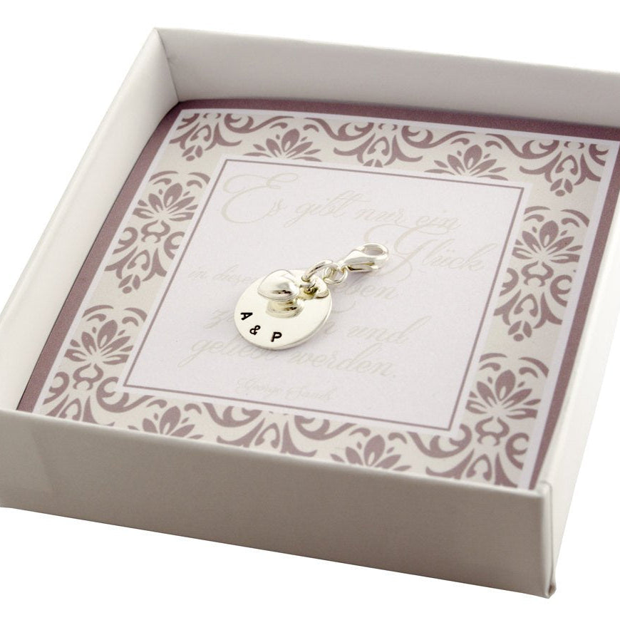Hochzeitsgeschenk für Brautpaar, ein Silber Anhänger mit Gravur "A&P", 925 Silber, Gravurtaler mit Initialen und einem Herz mittig hängend an einem Karabinerhaken.