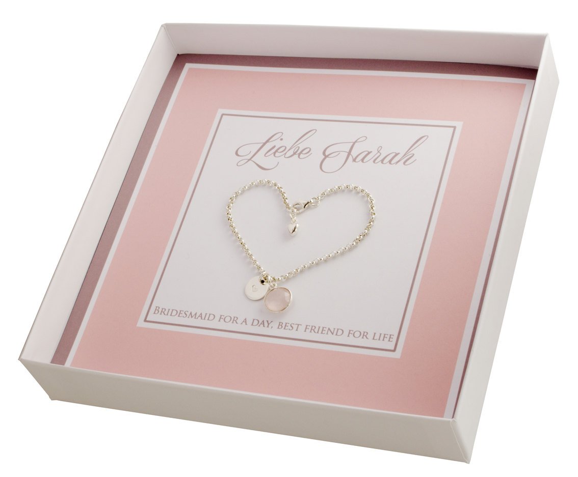 Innenansicht einer individuellen Geschenkbox für die 'Bridesmaid', hier Sarah, mit Silberarmband mit Gravurtaler und Rosenquarz-Anhänger.