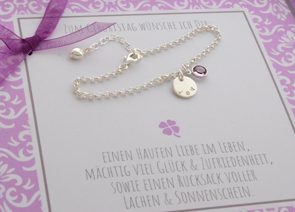 Makroansicht eines Namensarmbandes aus 925 Silber mit Namengravur und lila Amethyst in personalisierter Bloomgart Geschenkbox