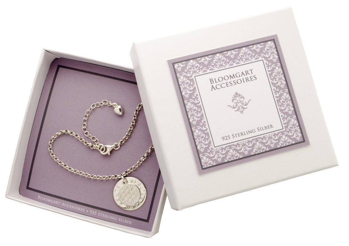 Gesamtansicht einer weiß-grauen Geschenkbox mit Namensarmband aus 925 Sterling Silber mit Lebensblume und großem Gravurtaler, von Hand gestempelt von Bloomgart.