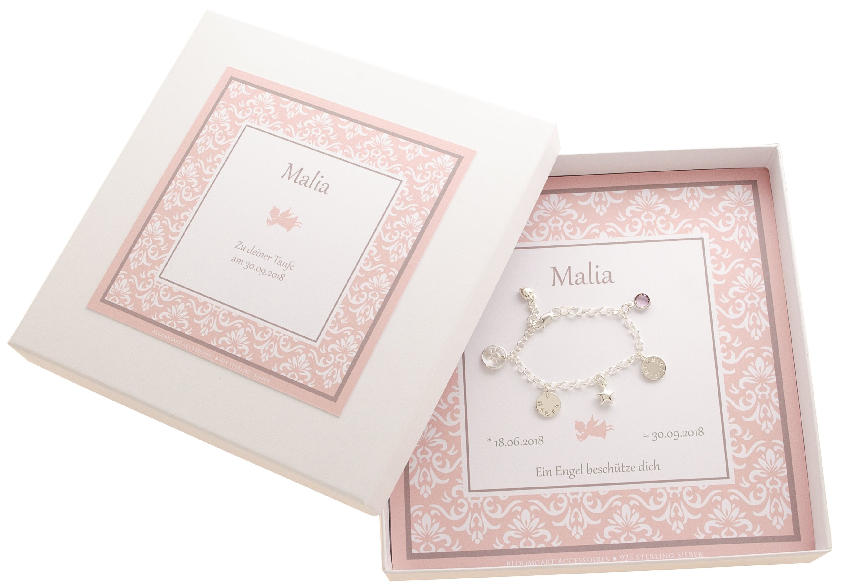 Komplettansicht der Geschenkbox mit rosa-weißem Ornamentmuster mit Personalisiertem Text, hier für Malia zur Taufe und Spruch 'Ein Engel beschütze dich'. Innen befindet sich das Schutzengel-Armband mit Engel im Taufring, Geburtsstein. Gravurplättchen für Name und Datum, Glücksstern und Geburtsstein.