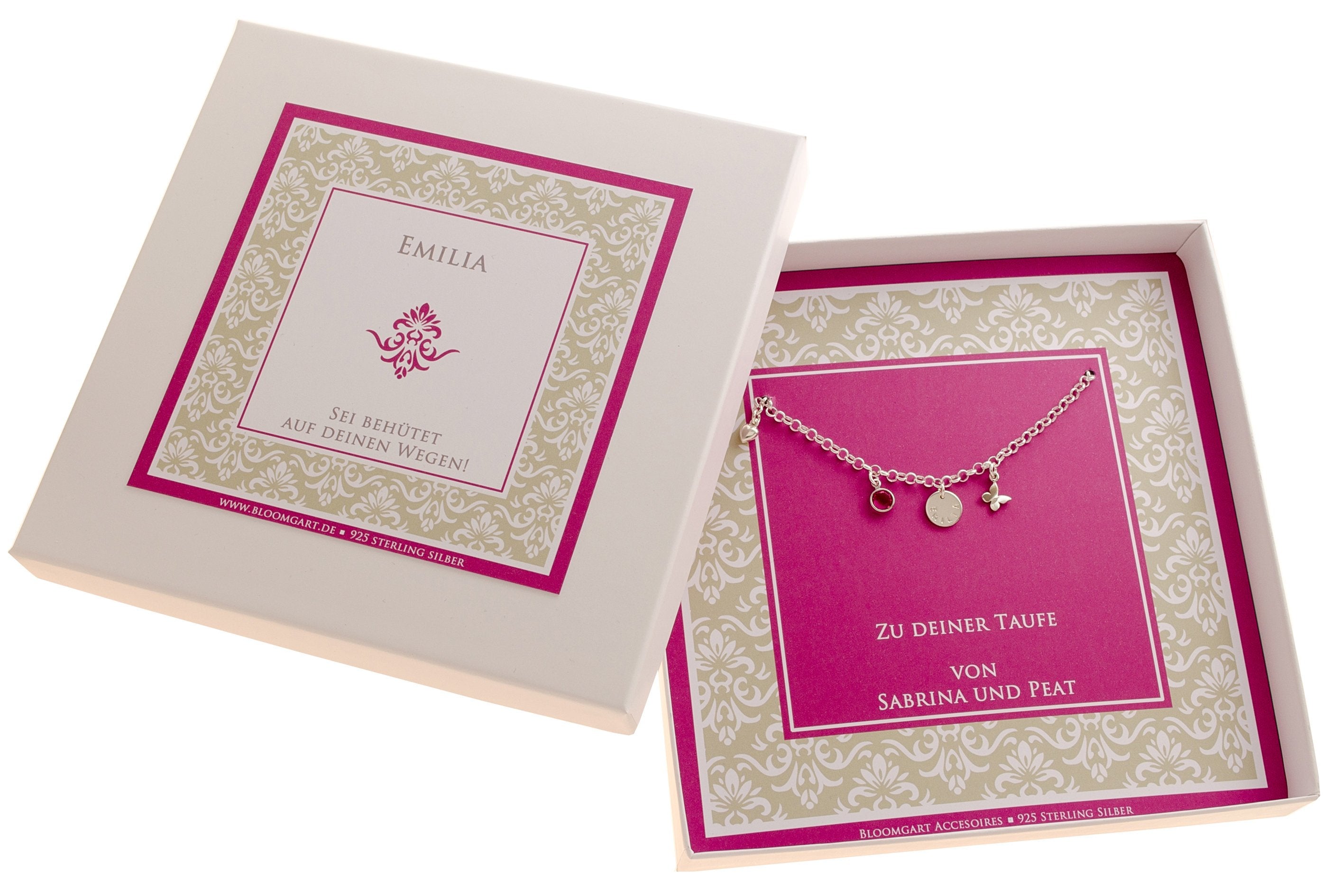 Farbenfrohes, personalisiertes Taufgeschenk mit Ornamentmuster in beige-pink auf der Geschenkbox. Innenliegend befindet sich das Namensarmband 'EMILIA'.