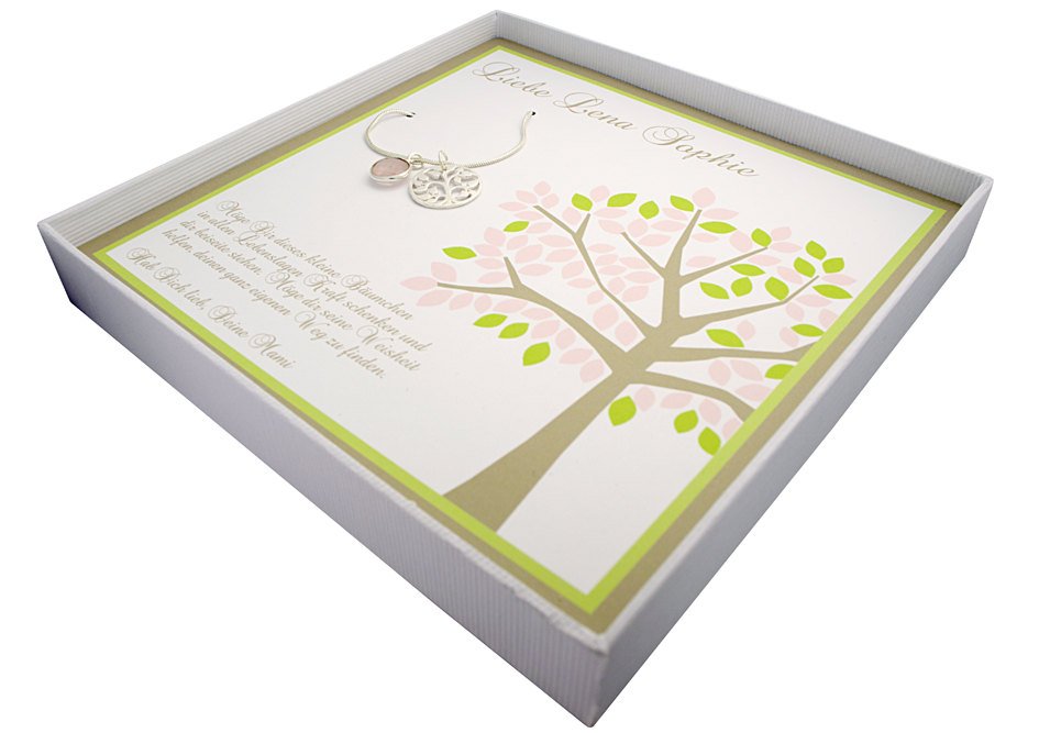 Innenansicht der Geschenkbox mit Text 'Liebe Lena Sophie, möge dir dieses kleine Bäumchen in allen Lebenslagen Kraft schenken und dir beiseite stehen...' Die Taufkette mit Lebensbaum und Rosenquarz ist in die Box integriert und sicher geschützt.