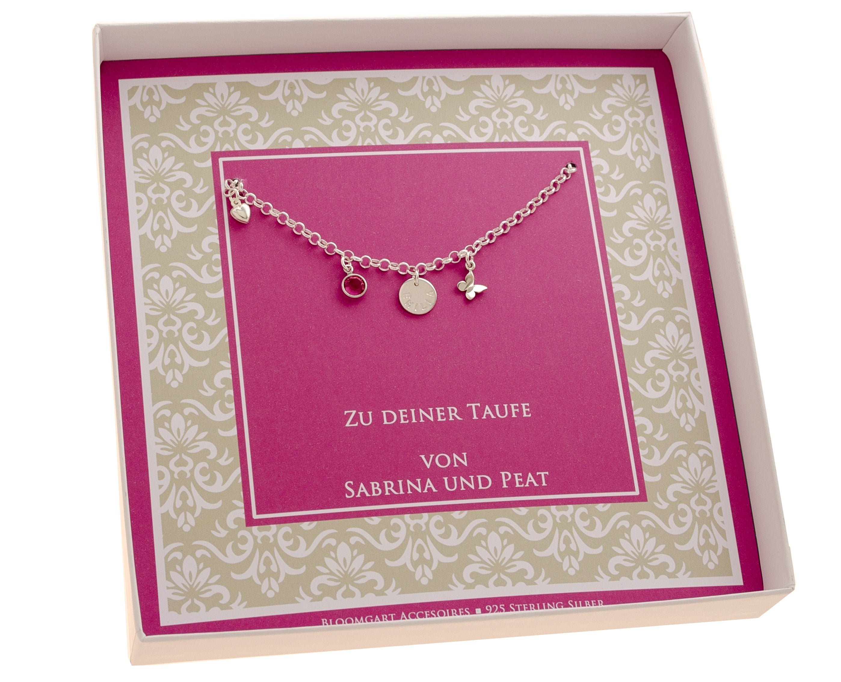 Innenansicht der Geschenkbox mit Glückwünschen zur Taufe von den Paten. Im oberen Teil der Box ist das personalisierte Taufarmband sicher befestigt.