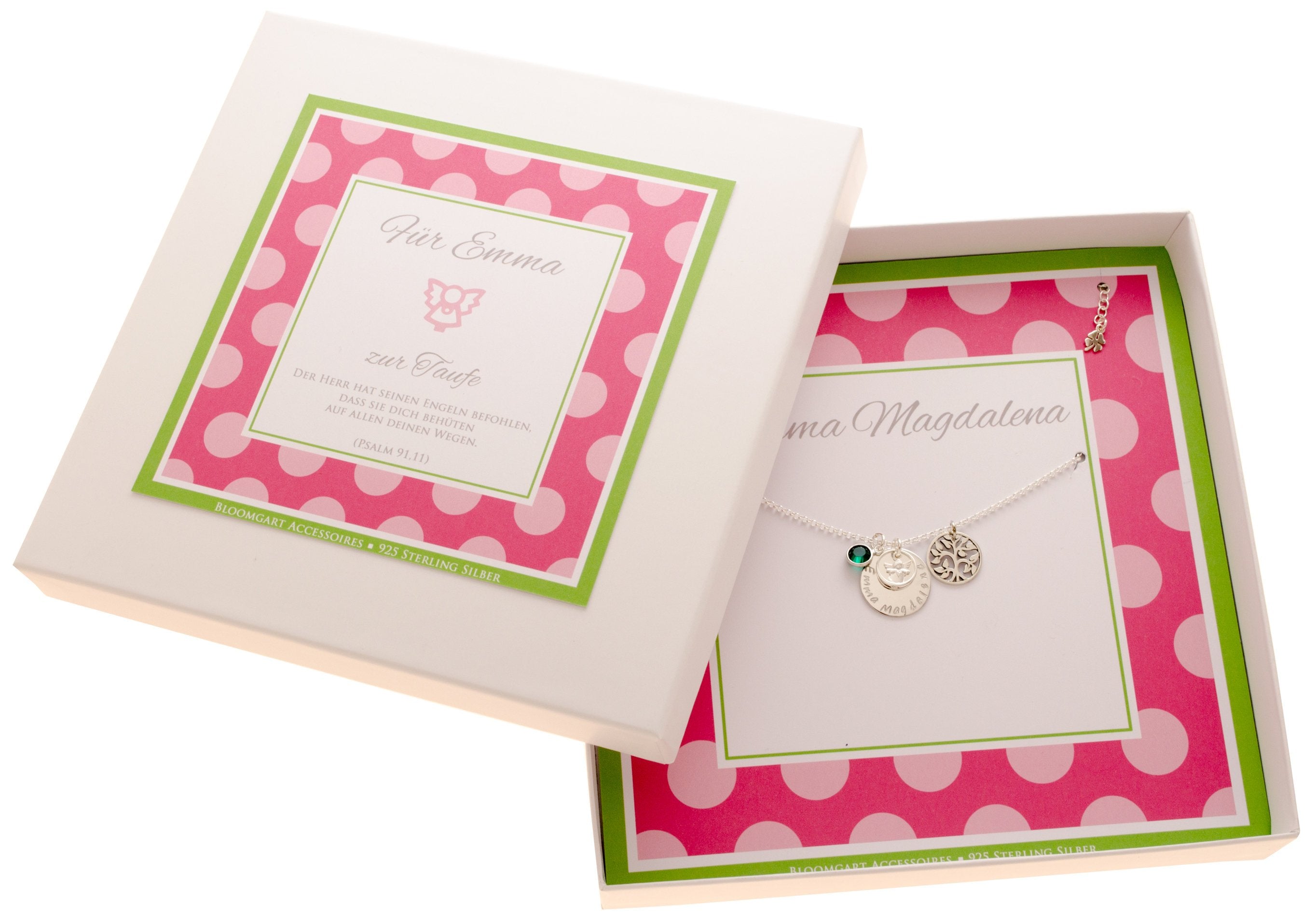 Taufschmuck mit Engel, Taufring und Lebensbaum. Das 18 mm Gravurplättchen ist mit dem Doppelnamen 'Emma Magdalena' handgestempelt.