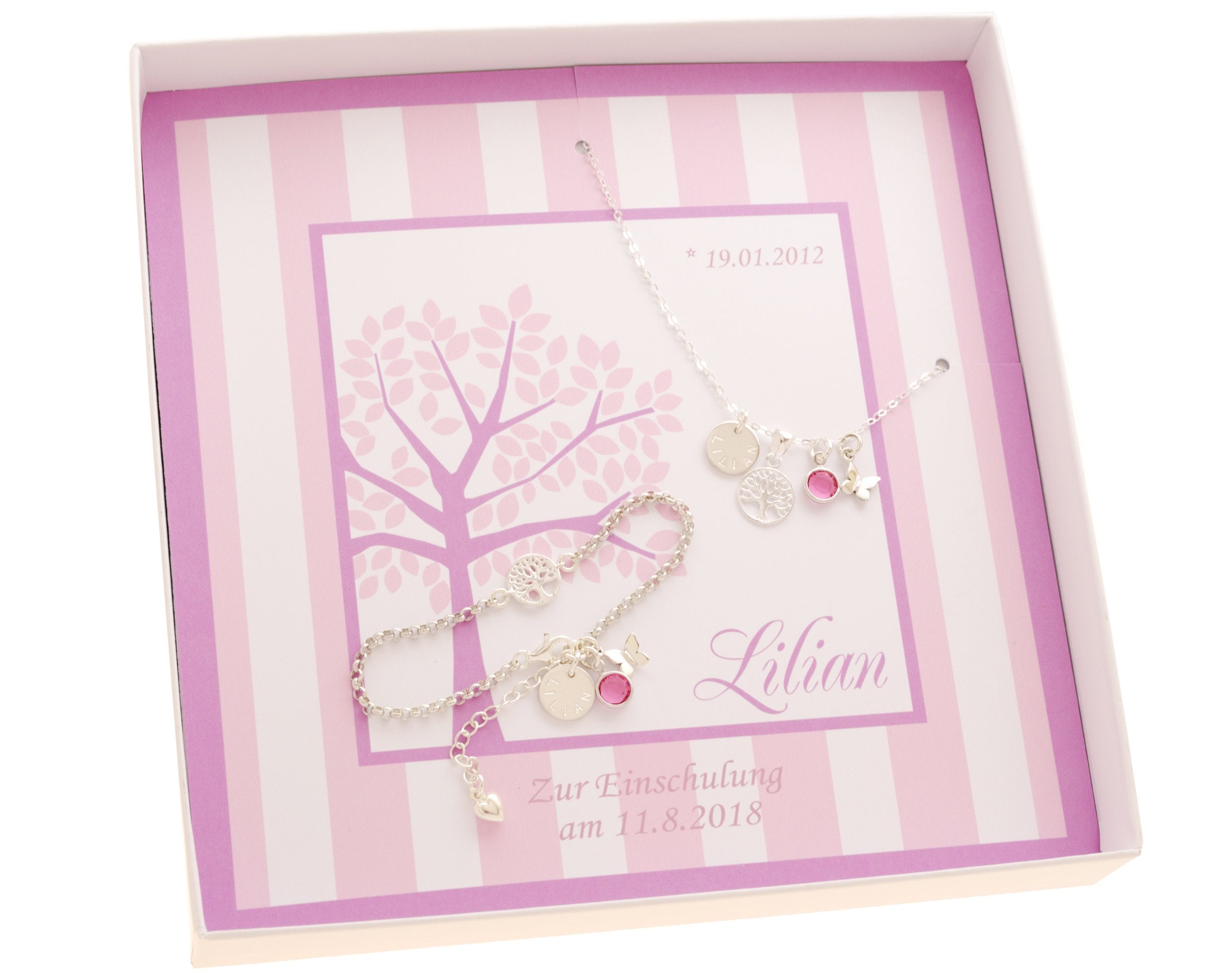 Innenansicht der Geschenkbox mit edlem Schmuck-Set aus Ankerkette und Gliederarmband aus 925 Sterlingsilber in einer personalisierten Geschenkbox in weiß-pink-rosa für Lilian, mit Geburtsdatum und Glückwünschen zur Einschulung.