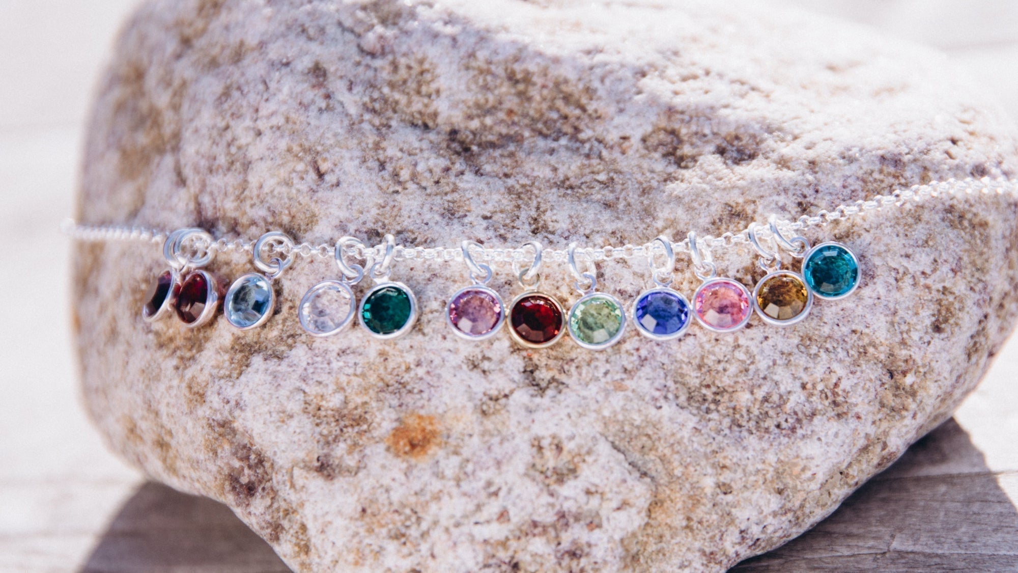 Handgefertigte Geburtsstein-Anhänger aus farbigen Glaskristallen in 925er Silberfassung – Bloomgart Schmuck Inspirationen