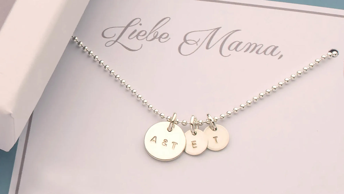 Handgestempelter Silberschmuck mit Gravur als personalisiertes Geschenk für besondere Momente.