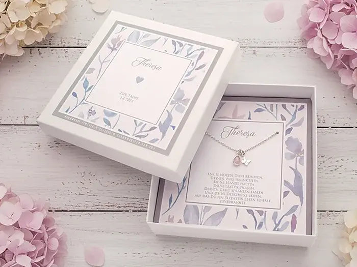 personalisierte Geschenkbox 'Theresa'  mit Sterling Silberkette. Rosenquarz in Tropfenform und Schmetterling.