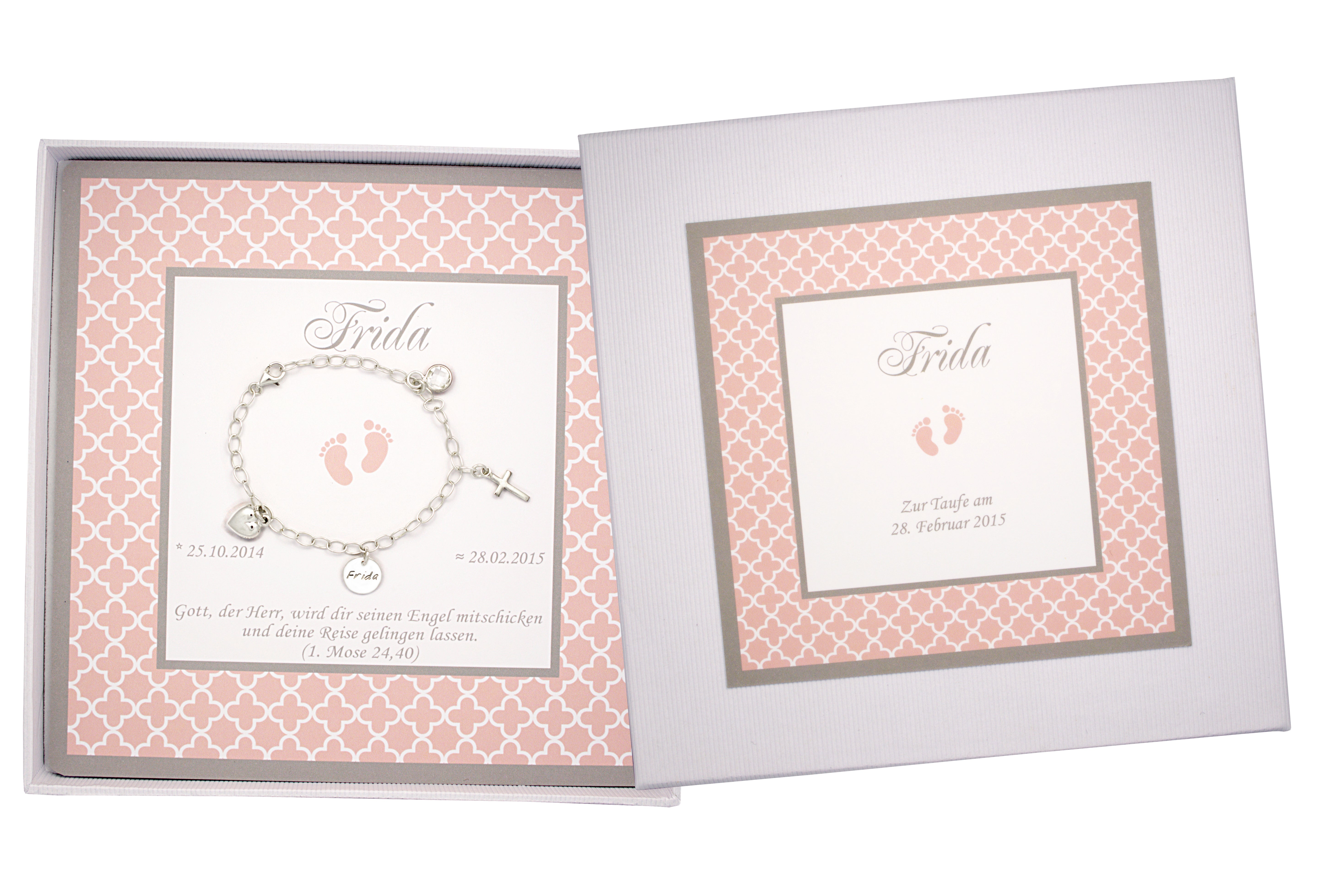Gesamtansicht der personalisierten Geschenkbox mit rosa Ornamentmuster in rosa-weiß mit grauer Schrift, hier Personalisierung für 'Frida - Zur Taufe'.  Innen befindet sich das Taufarmband unterhalb des Namens. Weiter unten sind Geburts- und Taufdatum sowie der persönliche Taufspruch gedruckt: 'Gott, der Herr, wird dir seinen Engel mitschicken und deine Reise gelingen lassen. (1. Mose24,40)'