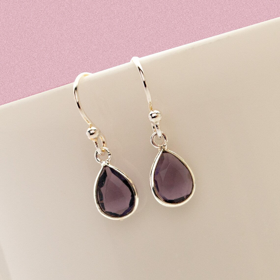 Zierliche Tropfen-Ohrringe mit lila Amethyst und 925 Sterling Silber Fassung von bloomgart.de