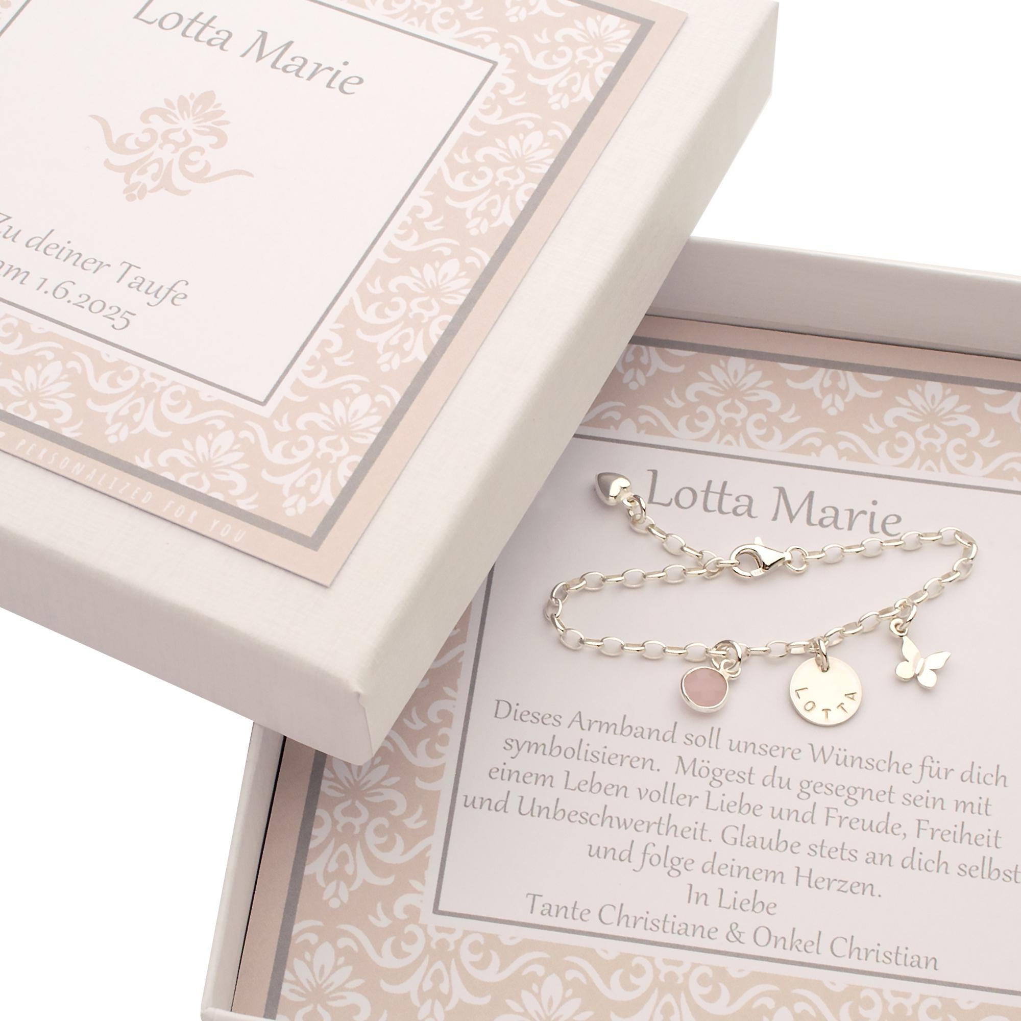 Personalisiertes Taufarmband aus Silber mit Namensgravur 'Lotta' in einer edlen Geschenkbox. Die Box ist mit Namen, Taufdatum und einem persönlichen Spruch personalisiert. Ein Geschenk zur Taufe von Bloomgart.