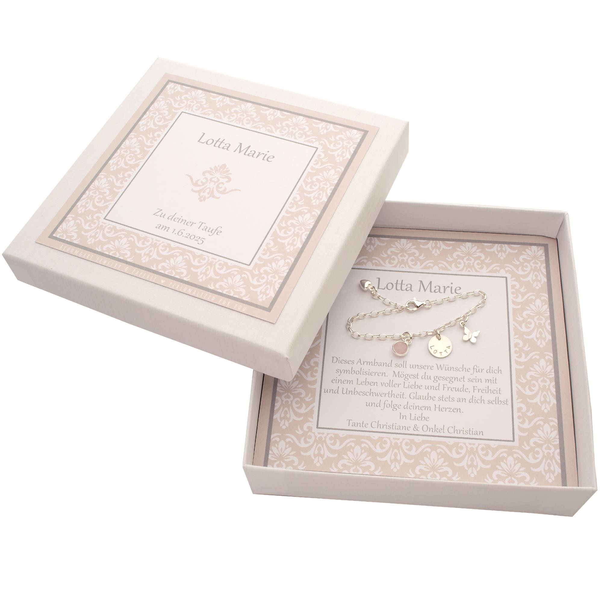Personalisiertes Taufarmband für 'Lotta Marie' mit Rosenquarz, Schmetterling- und Namen-Anhänger in einer edlen Geschenkbox. Die Box ist mit Namen, Taufdatum und einem persönlichen Taufspruch von den Paten personalisiert. Ein hochwertiges Taufgeschenk von Bloomgart.