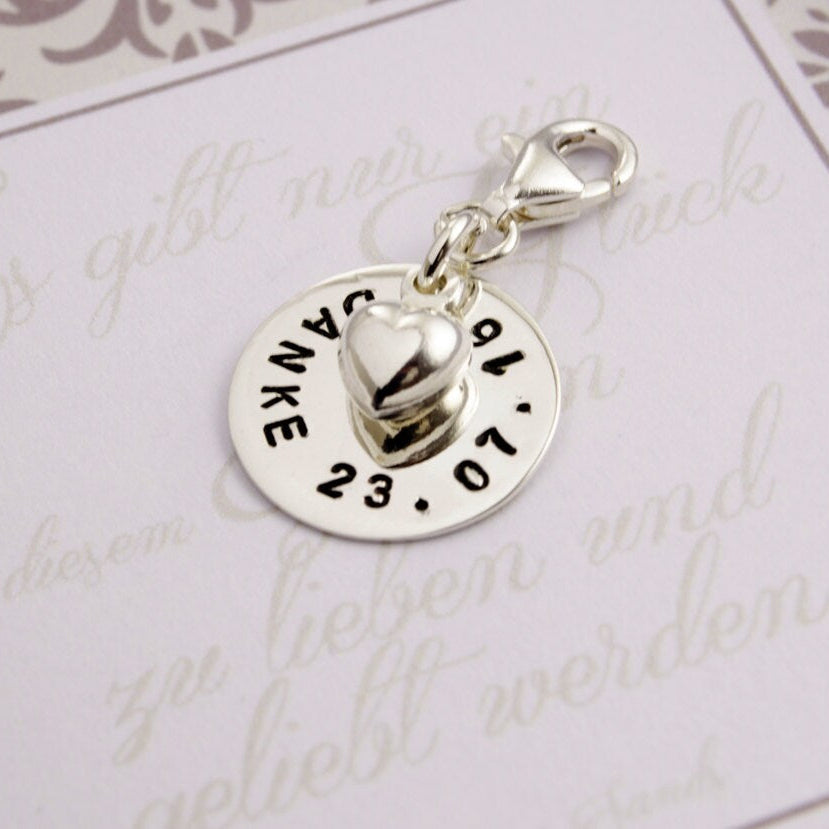 Nahaufnahme des 925 Sterling Silber Anhängers mit "DANKE" Gravur und Datum, gehalten als Geschenk für eine Trauzeugin