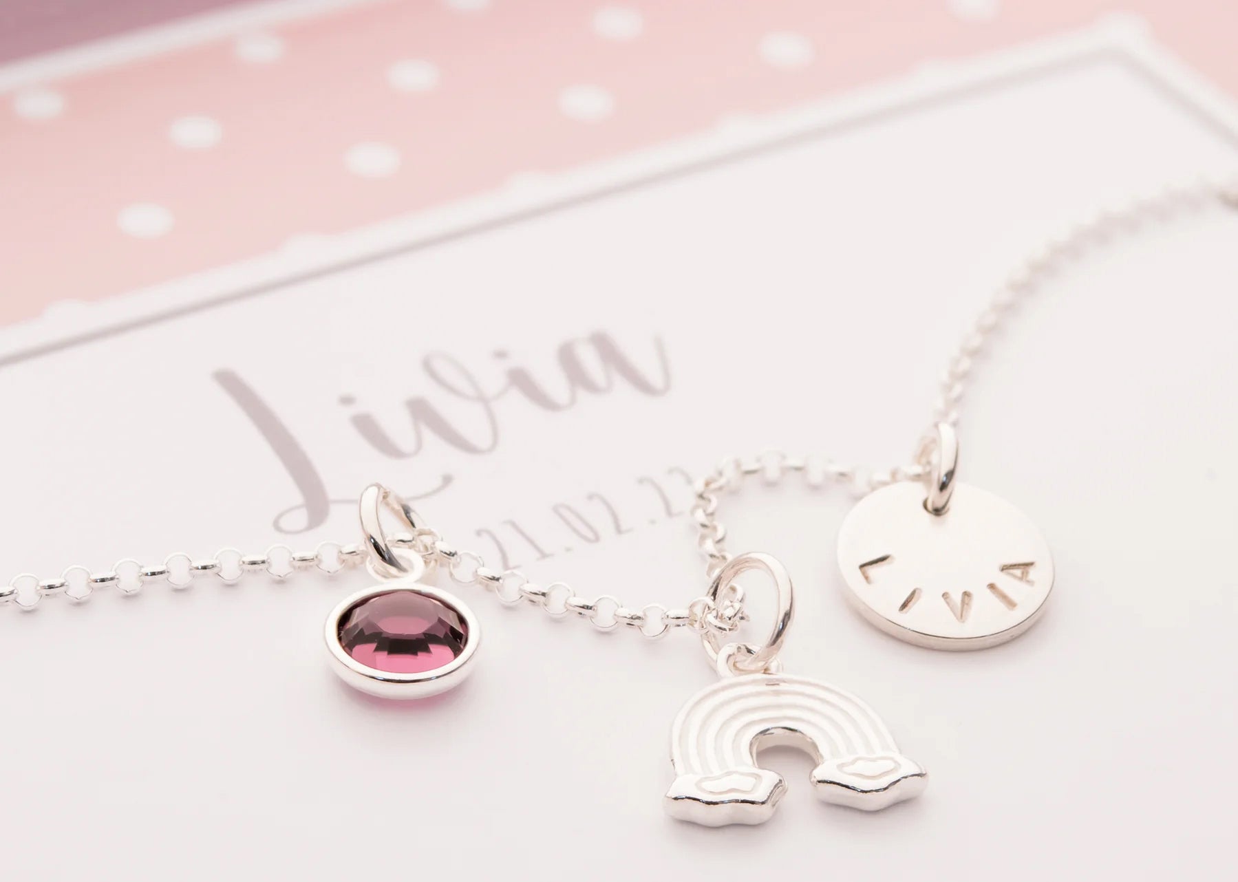 Einzigartige Geschenkideen von Bloomgart: Personalisierter, handgemachter Schmuck wie diese Regenbogen-Kette für Taufe, Geburtstag oder Kommunion.