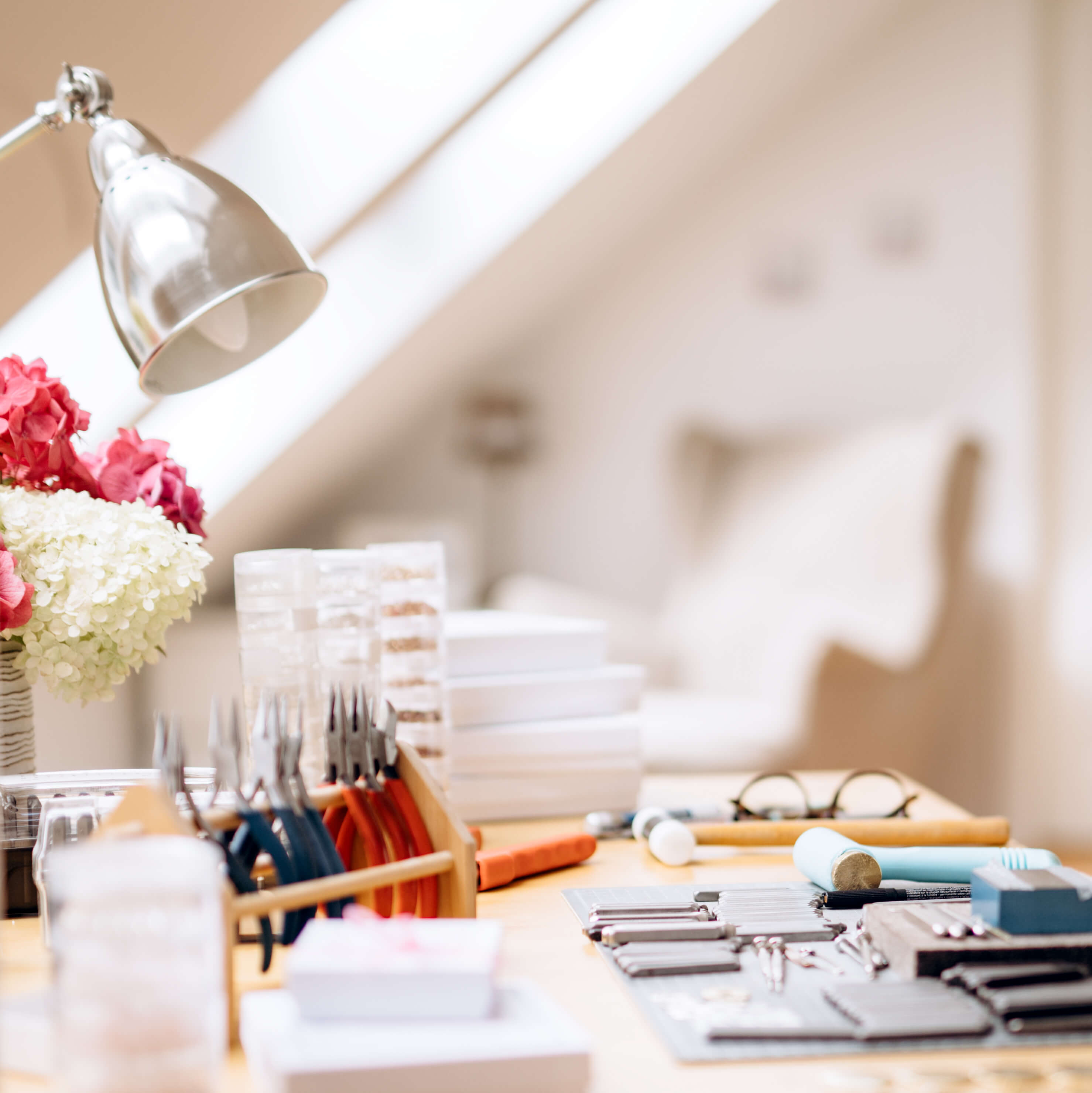 Ein Blick hinter die Kulissen von Bloomgart: Der Werktisch in der Manufaktur, wo jedes Schmuckstück in liebevoller Handarbeit entsteht.