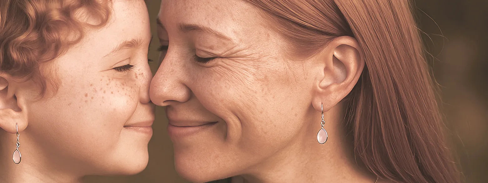 Mama und Tochter, die gemeinsam handgefertigten Bloomgart Silberschmuck tragen.