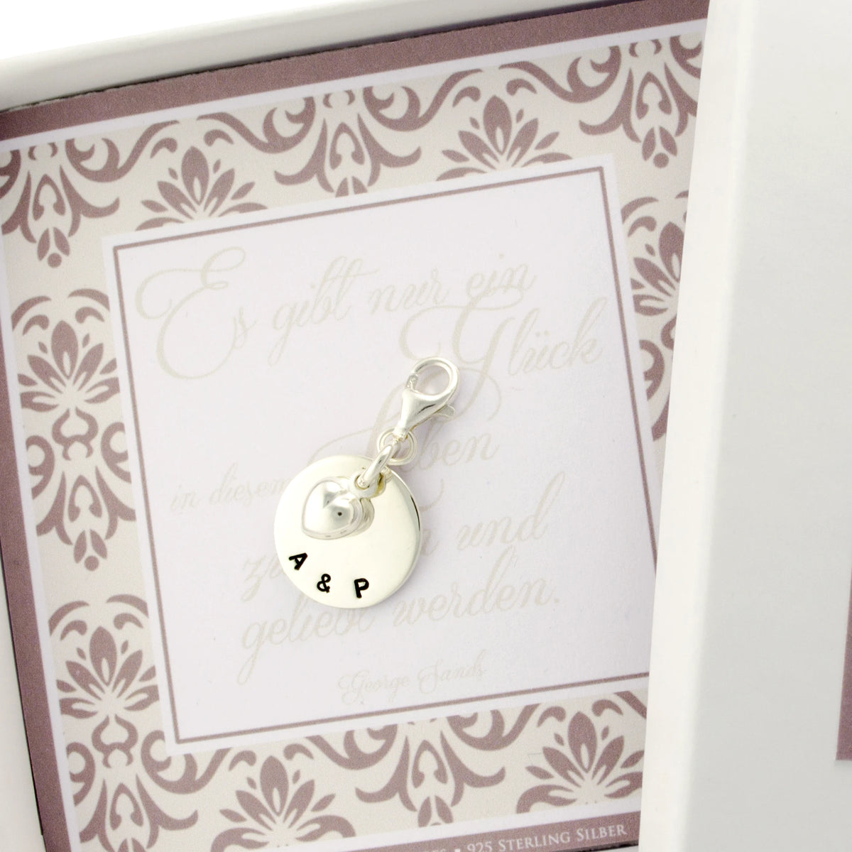 Hochzeitsanhänger aus 925 Silber mit persönlicher Gravur als Geschenk für das Brautpaar.