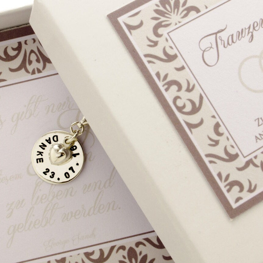Danke-Gravuranhänger aus 925 Sterling Silber mit Wunschgravur (hier mit DANKE + Datum) in einer kleinen Geschenkbox mit Ornamentmuster als Geschenk für eine Trauzeugin