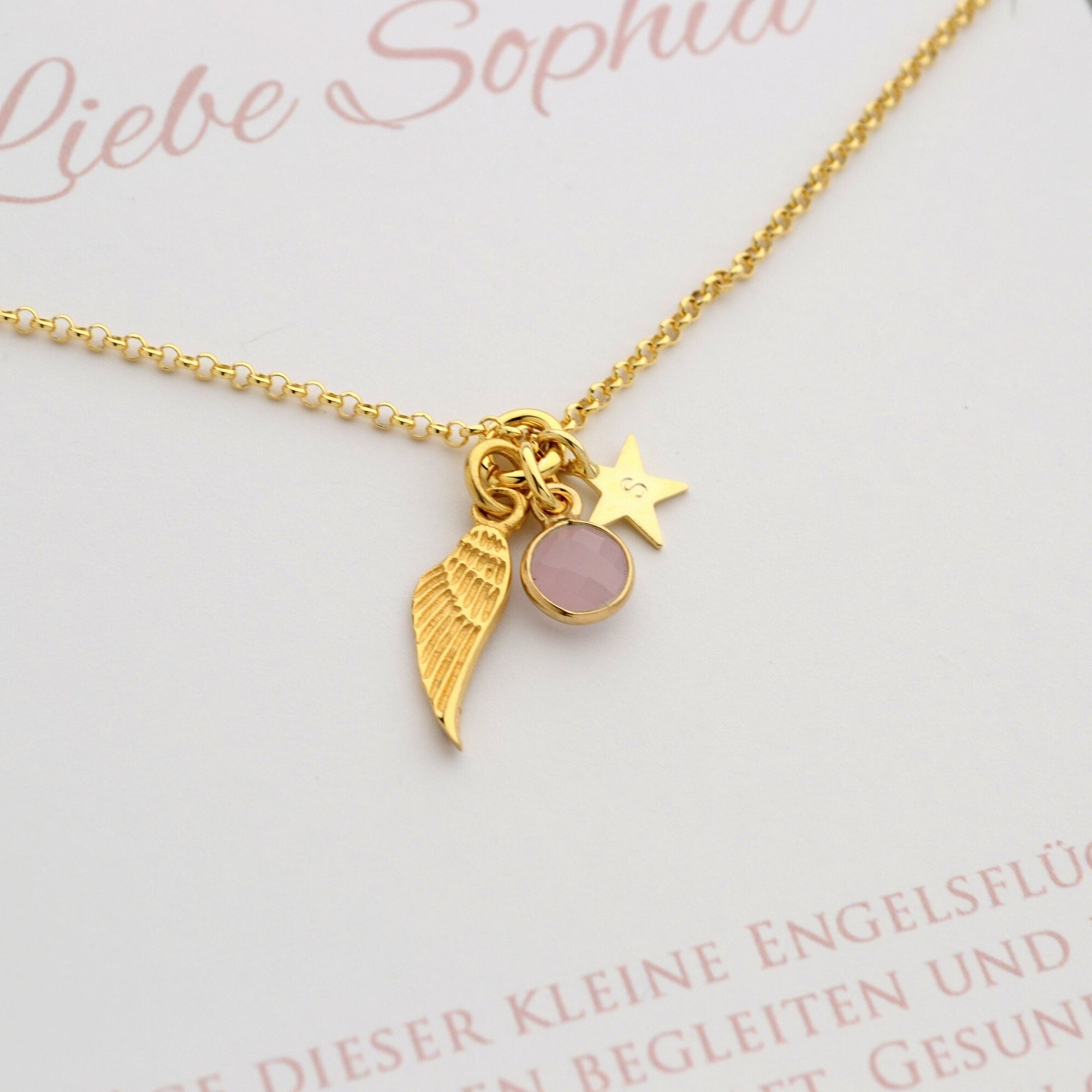 Detailansicht der vergoldeten Halskette mit Flügel, Rosenquarz und Initial-Stern mit Wunschbuchstabe.