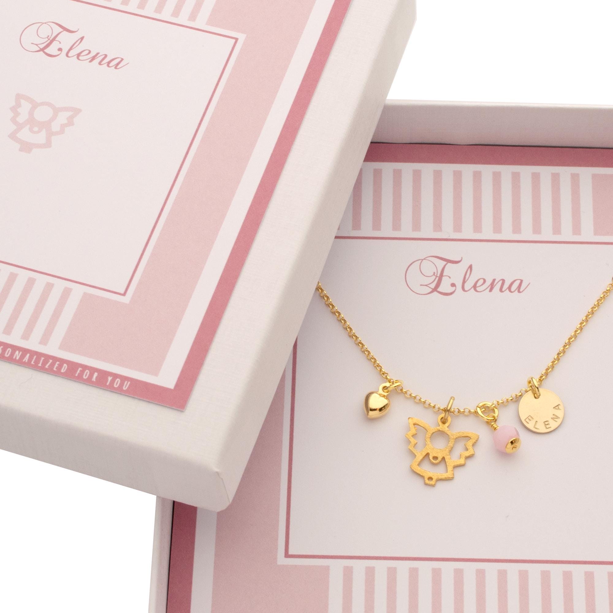 Nahaufnahme des handgestempelten Namens-Plättchens der Taufkette mit dem Beispiel-Namen "Elena".