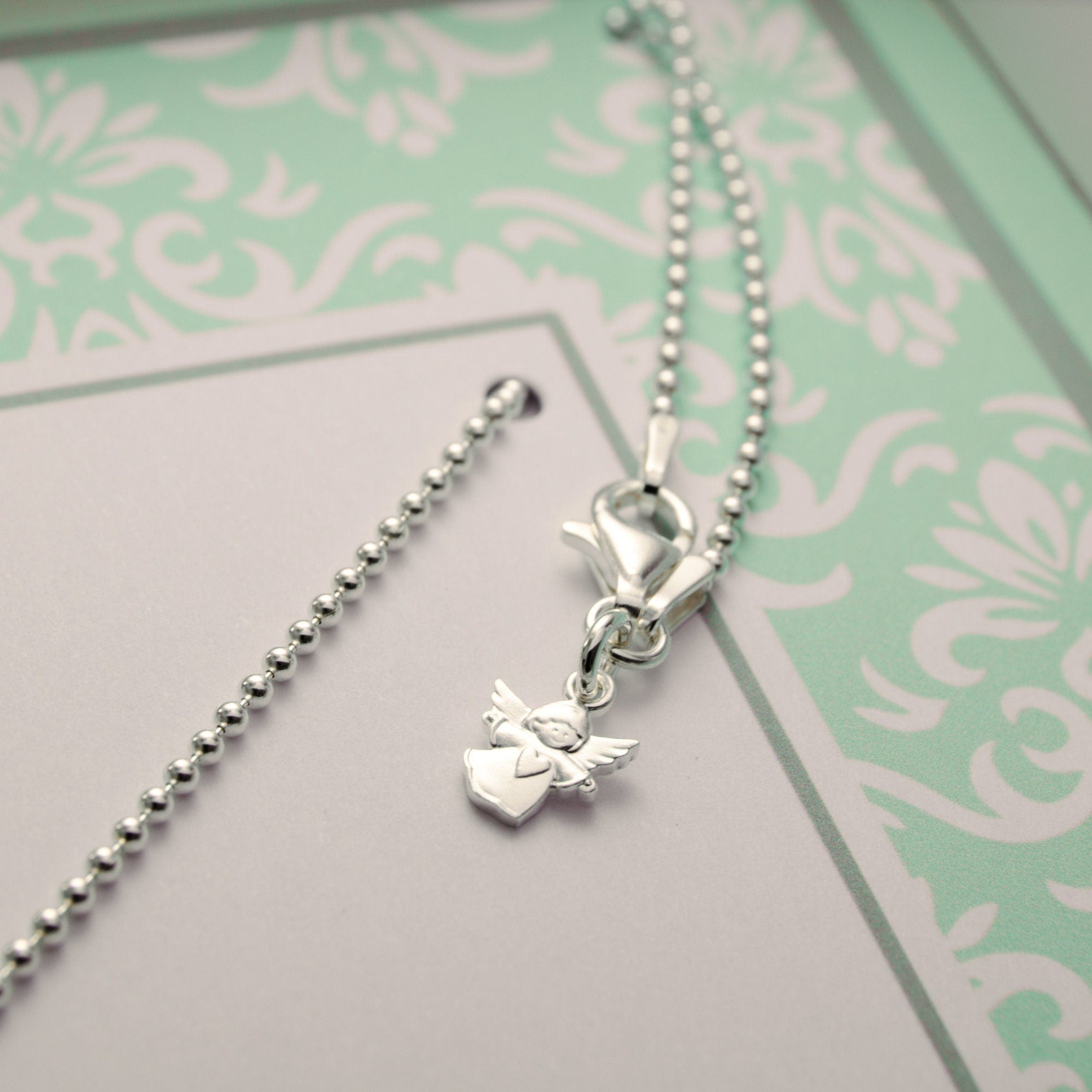 Detailbild eines kleinen Schutzengels am Karabiner-Verschluss.