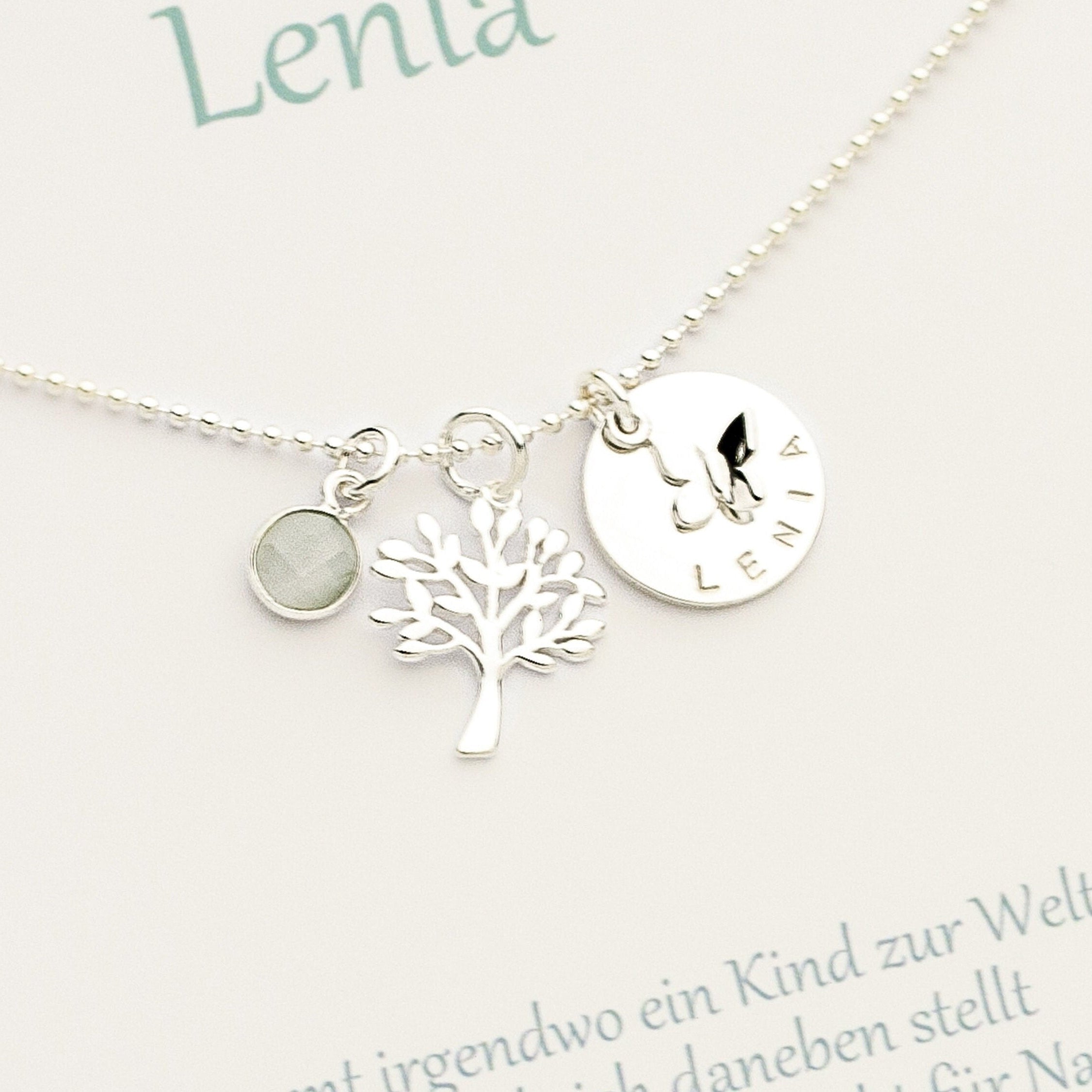 Detailansicht einer 925 Silber Kugelkette mit Lebensbaum, Namenstaler 'LENIA' Schmetterling und Edelstein-Anhänger mit Silberfassung