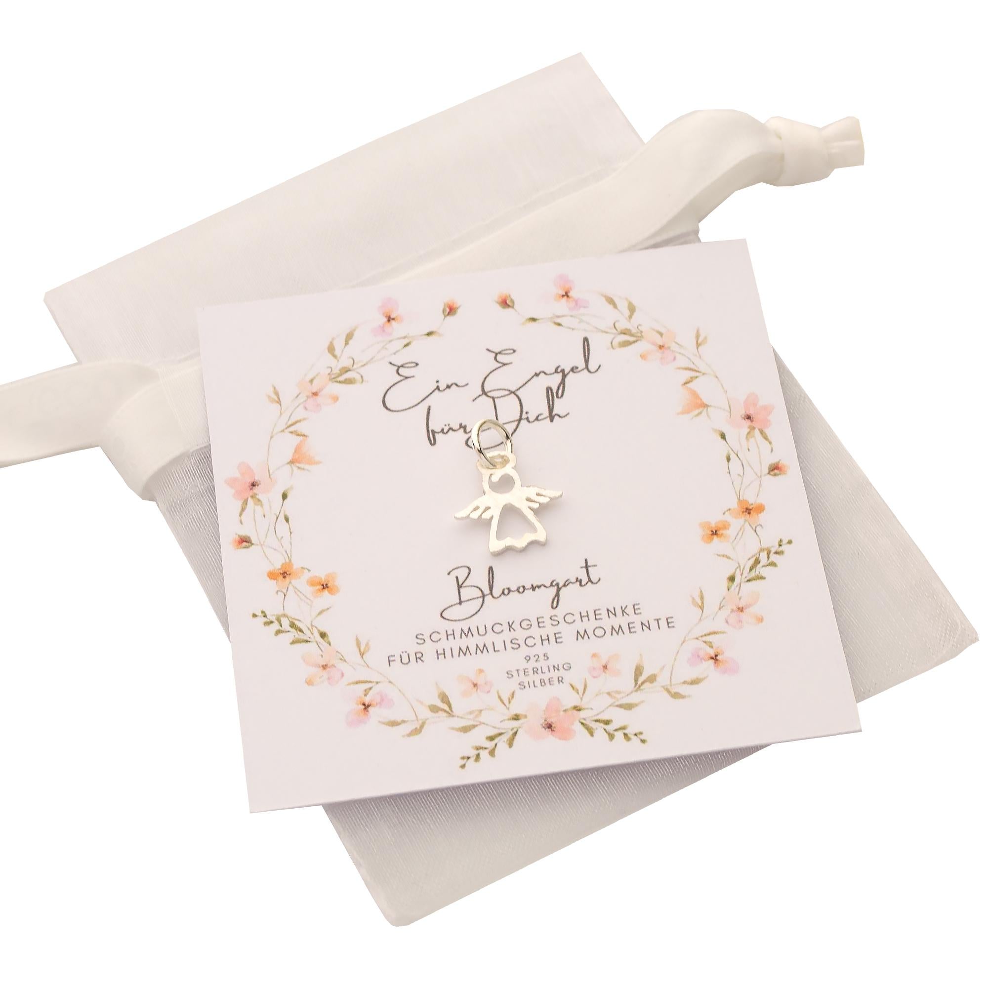 Ein silberner Engel Einzelanhänger an einer Öse als Add-On für deine Silberkette. Hübsch verpackt auf einer Bloomgart-Karte in einem weißen Organza-Säckchen.