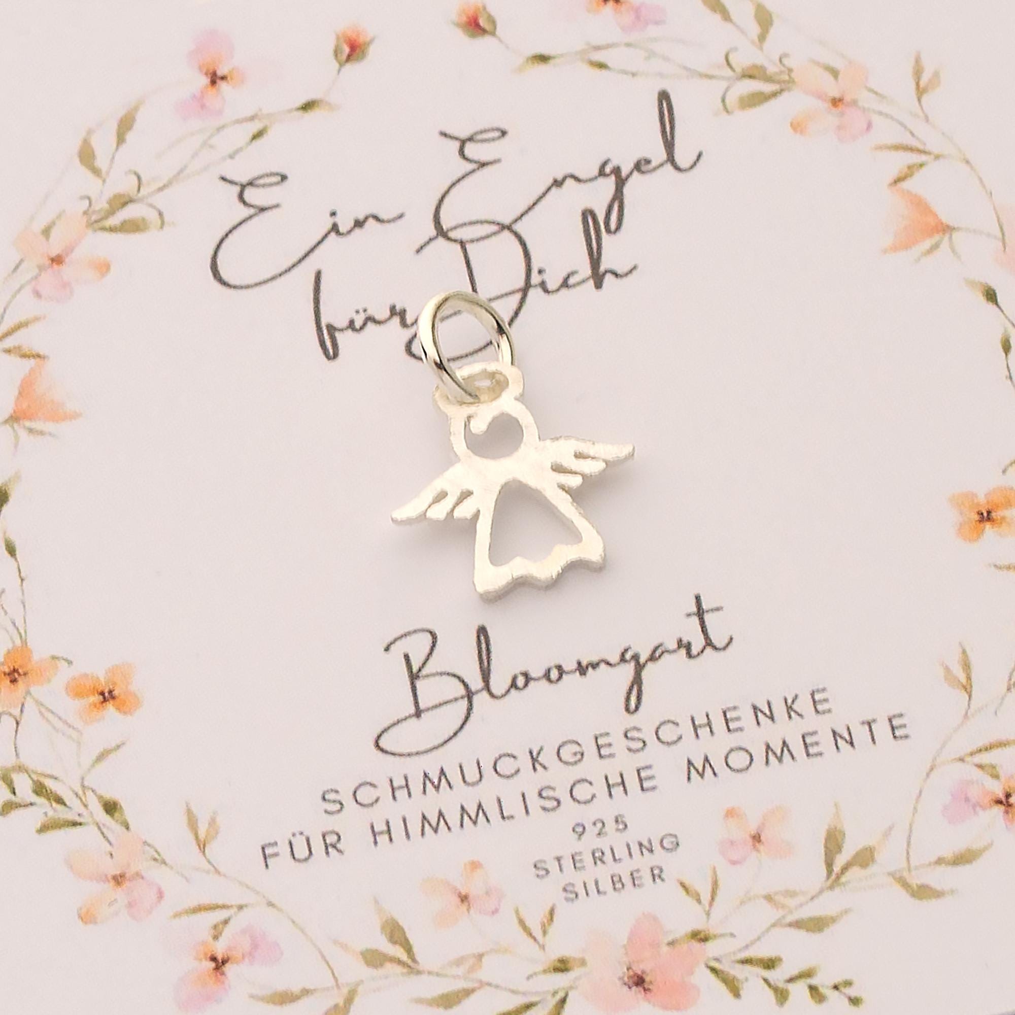 Ein silberner Engel an einer Öse als Add-On für deine Silberkette. Hübsch verpackt auf einer Bloomgart-Karte in einem weißen Organza-Säckchen.