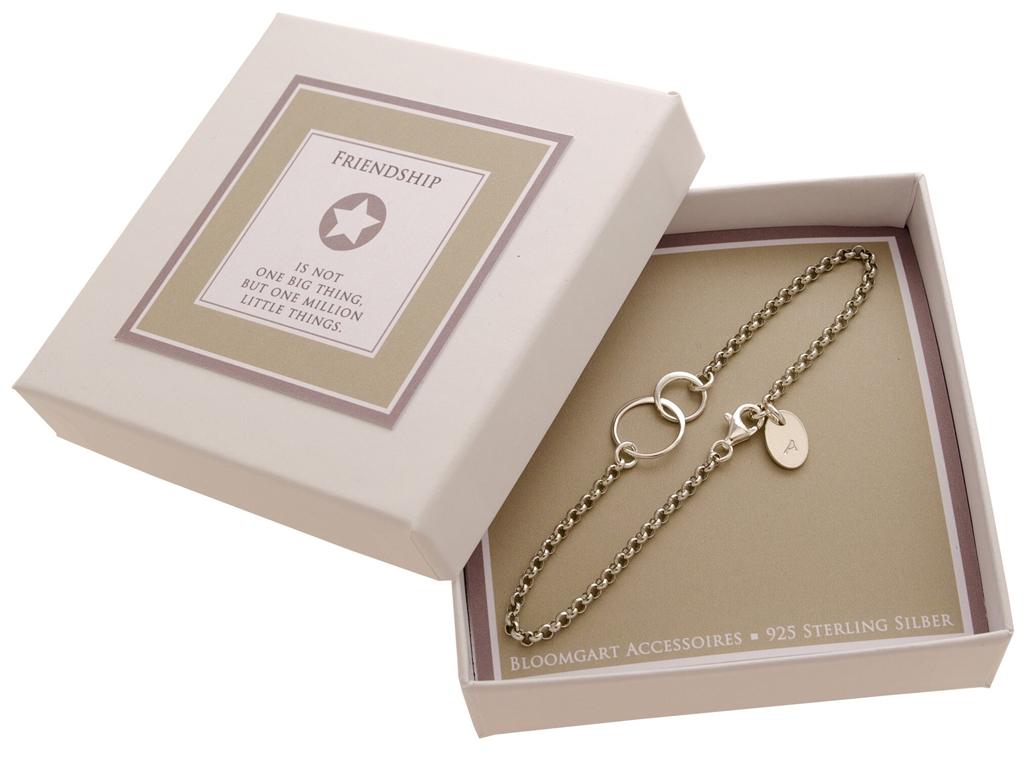 Komplettansicht eines Silberarmbandes als ewige Verbindung zwischen zwei Freundinnen mit jeweiligem Initial.