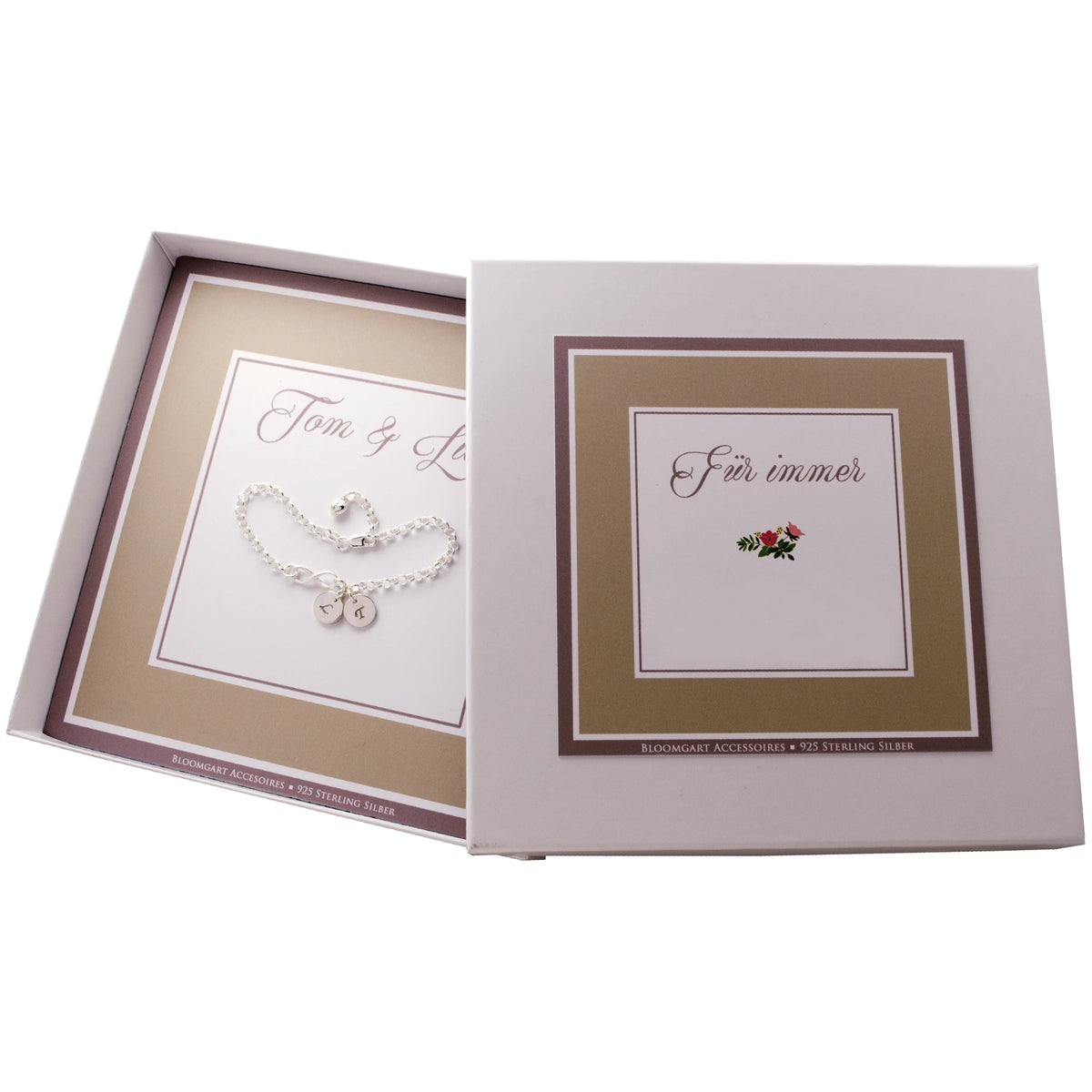 Freundschaftsarmband aus Silber mit personalisierten Namensplättchen und individueller Geschenkbox.